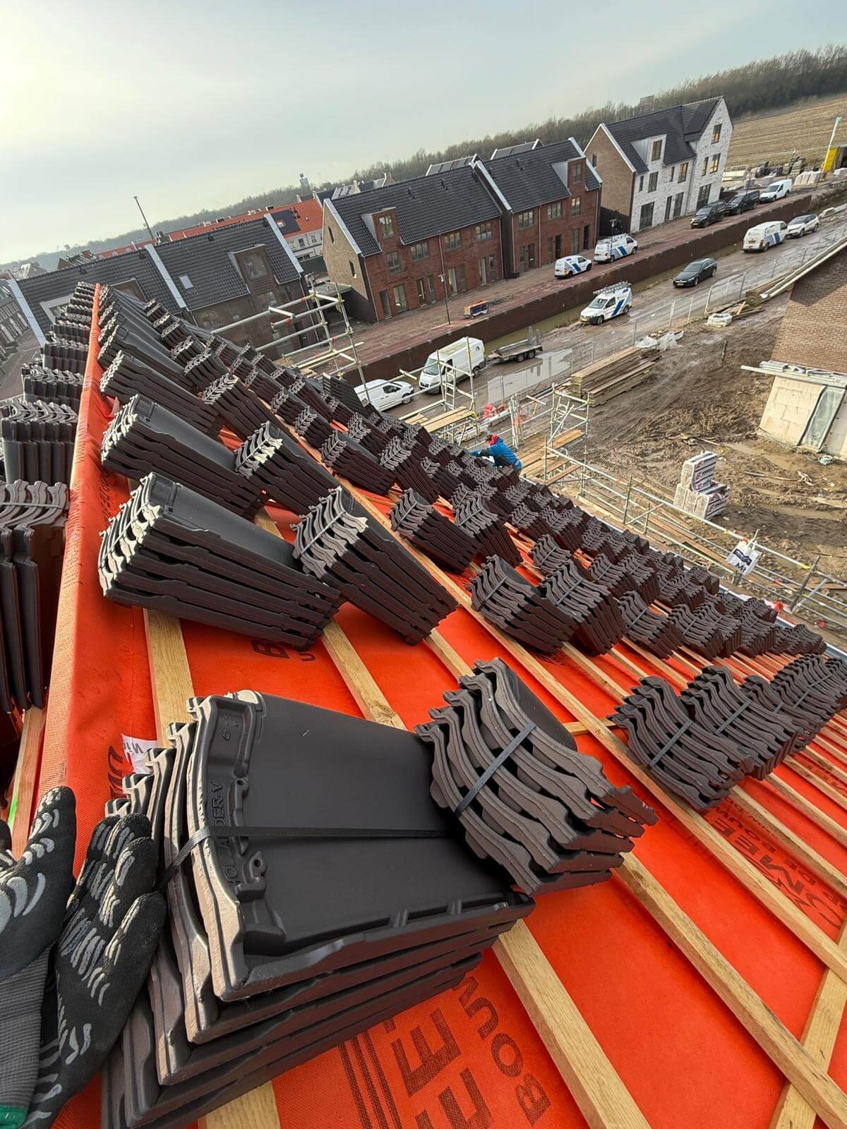 DakUp Dakdekkersbedrijf Liempde project: bitumen renovatie plat dak met waterdichte randen en doorvoeren