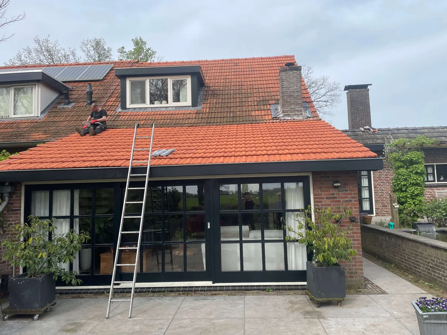 DakUp Dakdekkersbedrijf Liempde project: complete pannendak renovatie met strakke afwerking en gecontroleerde nok