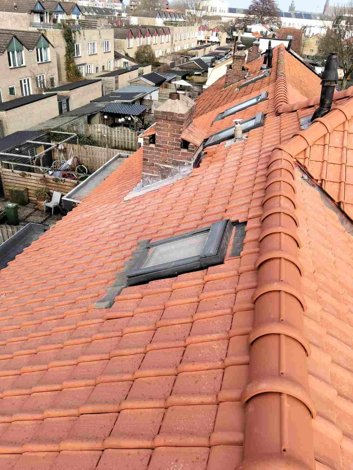 DakUp Dakdekkersbedrijf Moerdijk project: stormschade herstel met complete dakcheck en strak herplaatste dakpannen