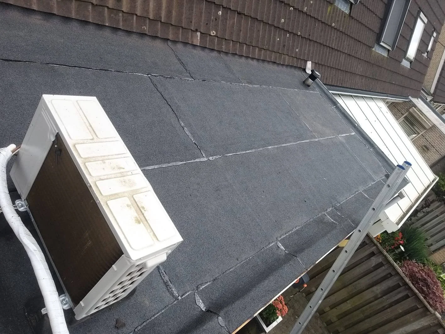 DakUp Dakdekkersbedrijf Mill project: bitumen renovatie plat dak met waterdichte randen en doorvoeren