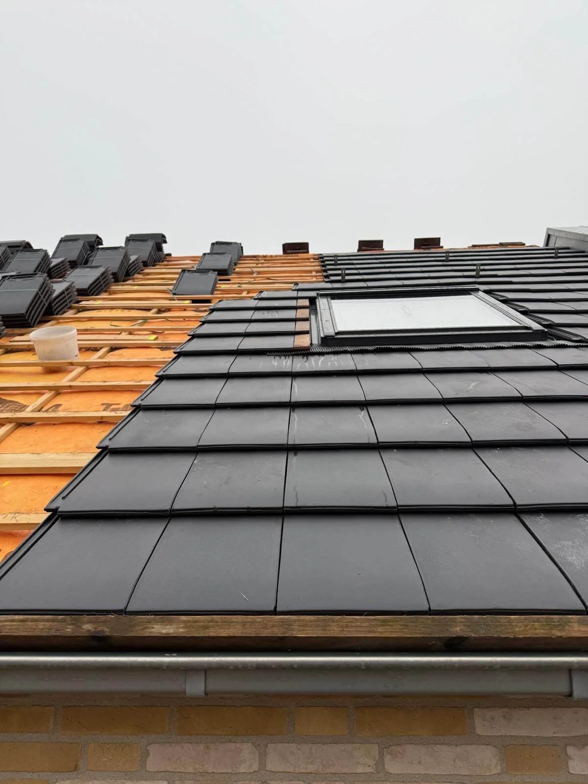 DakUp Dakdekkersbedrijf Ulvenhout project: bitumen renovatie plat dak met waterdichte naden randen en doorvoeren