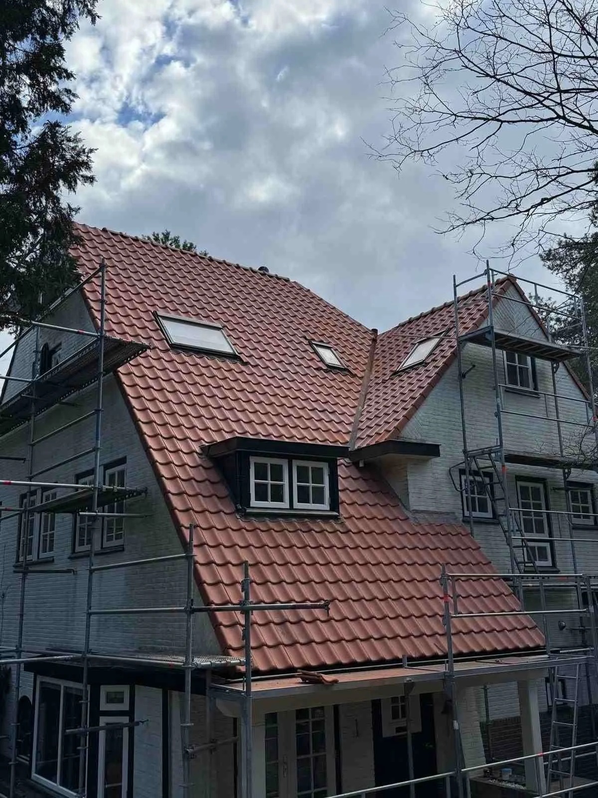 DakUp Dakdekkersbedrijf Mill project: complete pannendak renovatie met strakke afwerking en gecontroleerde nok