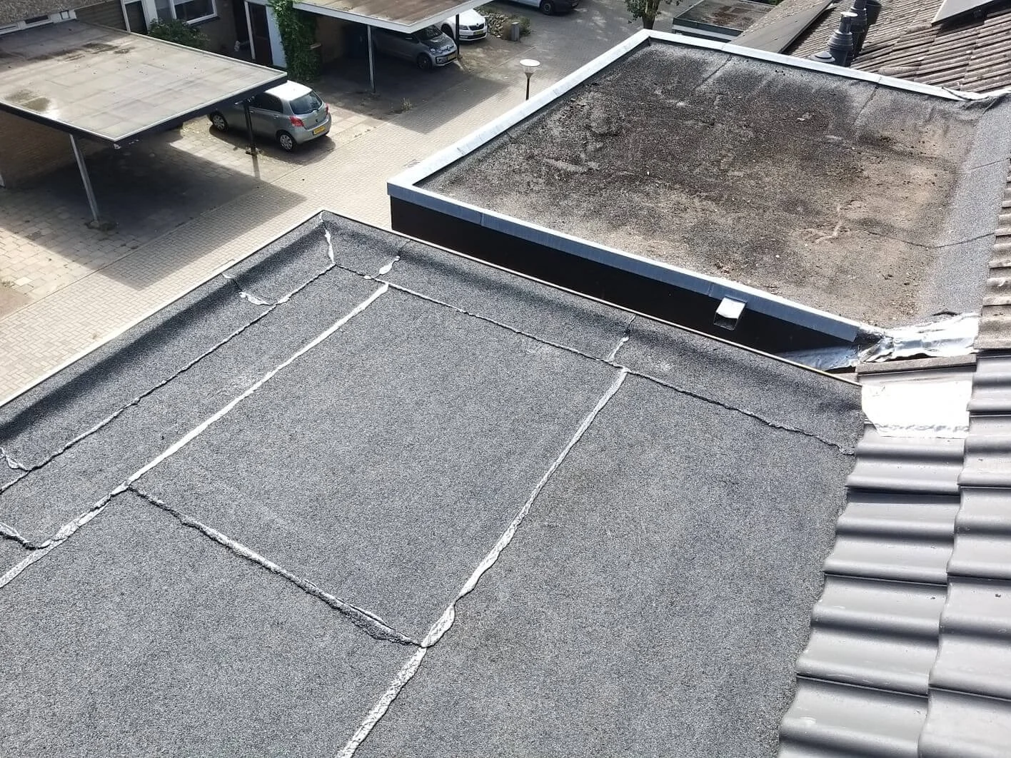 DakUp Dakdekkersbedrijf Alphen project: bitumen renovatie plat dak met waterdichte naden, randen en doorvoeren