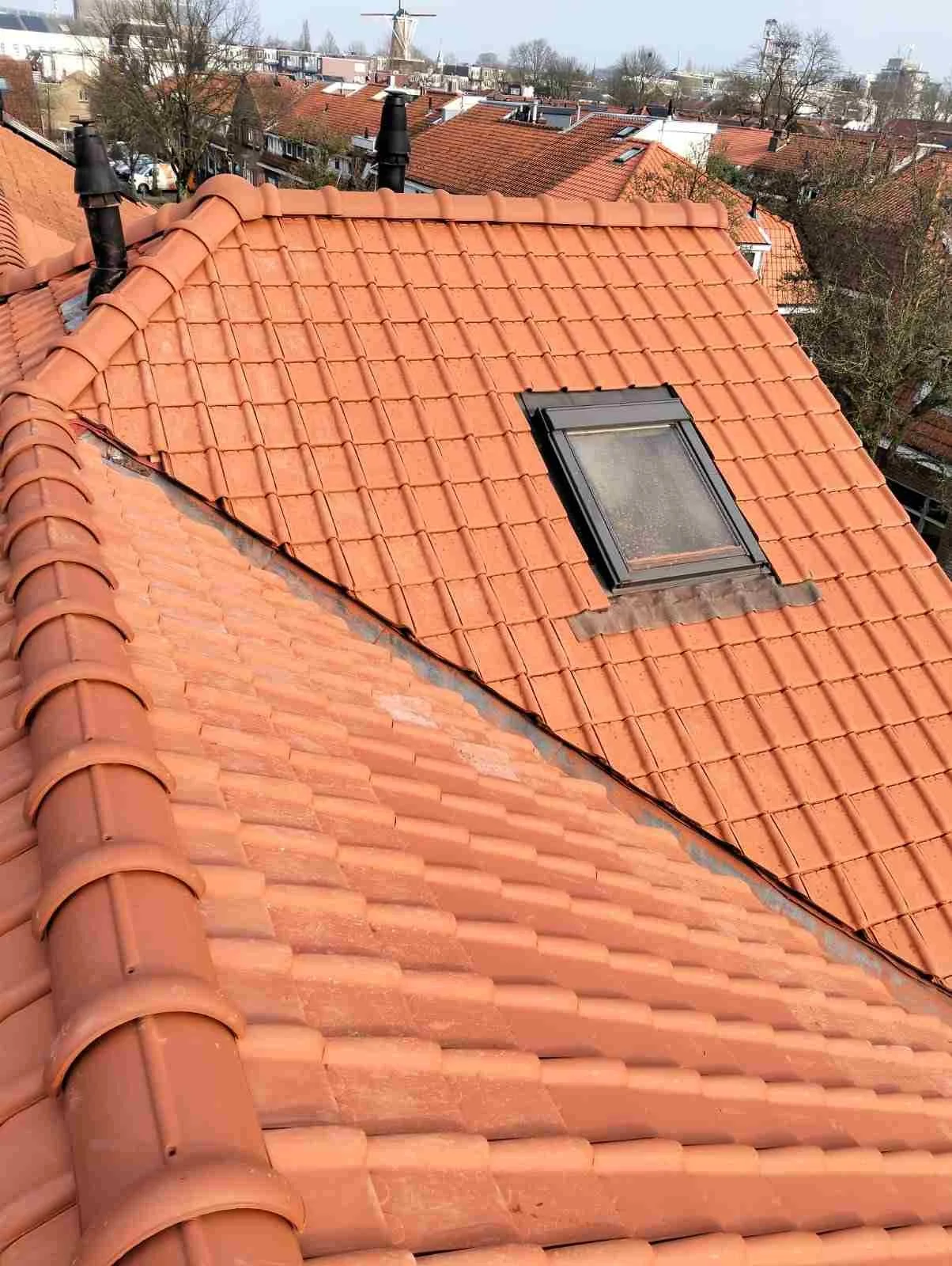 DakUp Dakdekkersbedrijf Moerdijk project: complete pannendak renovatie met strakke afwerking en gecontroleerde nok