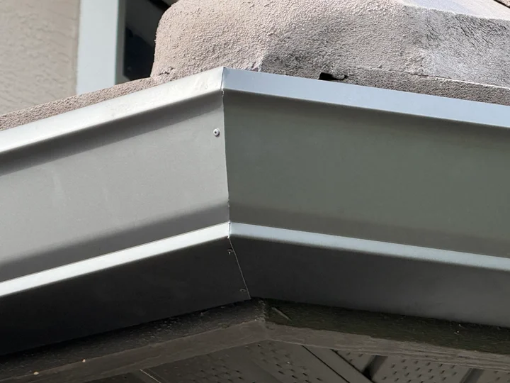 Seamless aluminum gutter fabrication on site