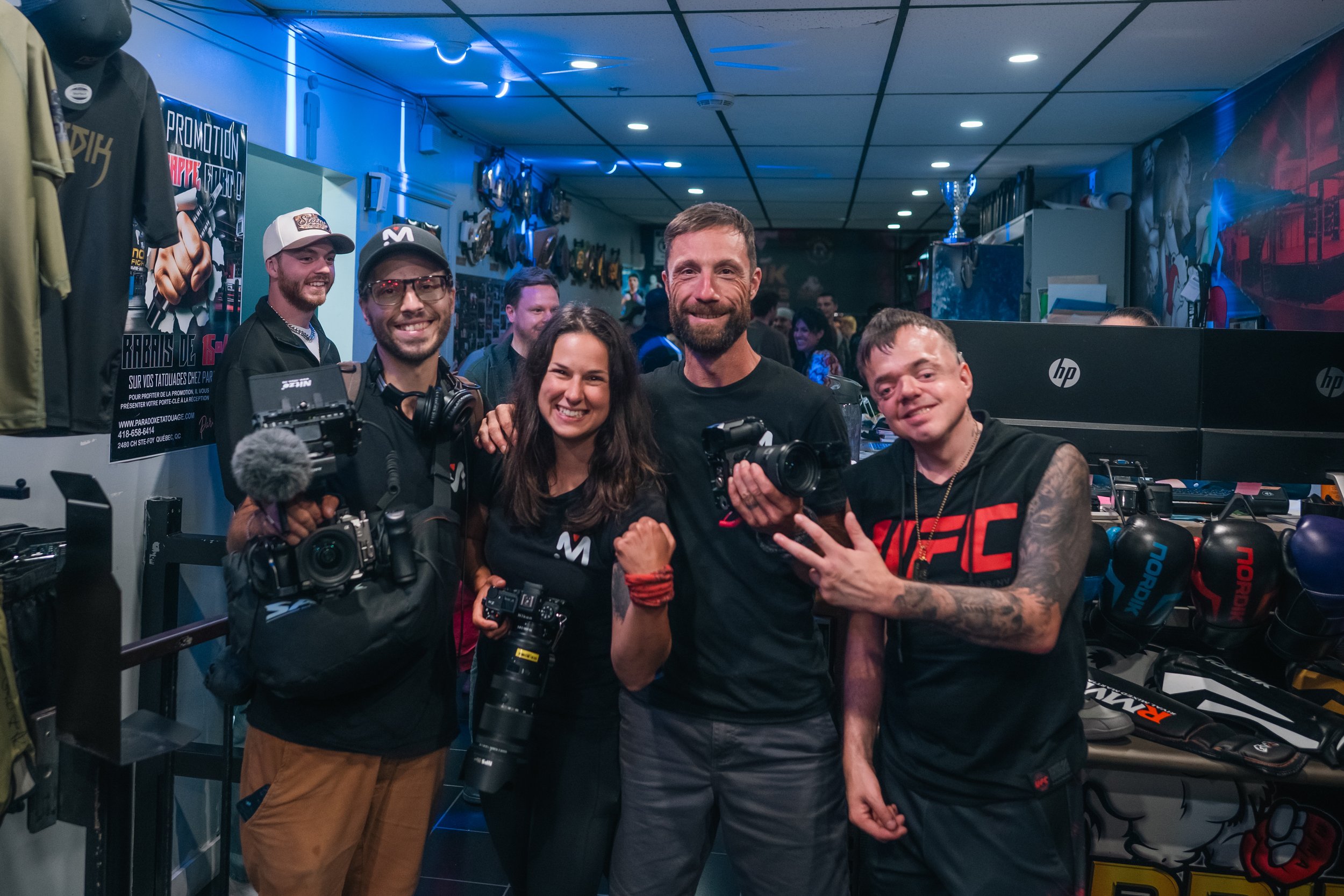 Mat entouré de l'équipe Média Mauricie — Fight Night