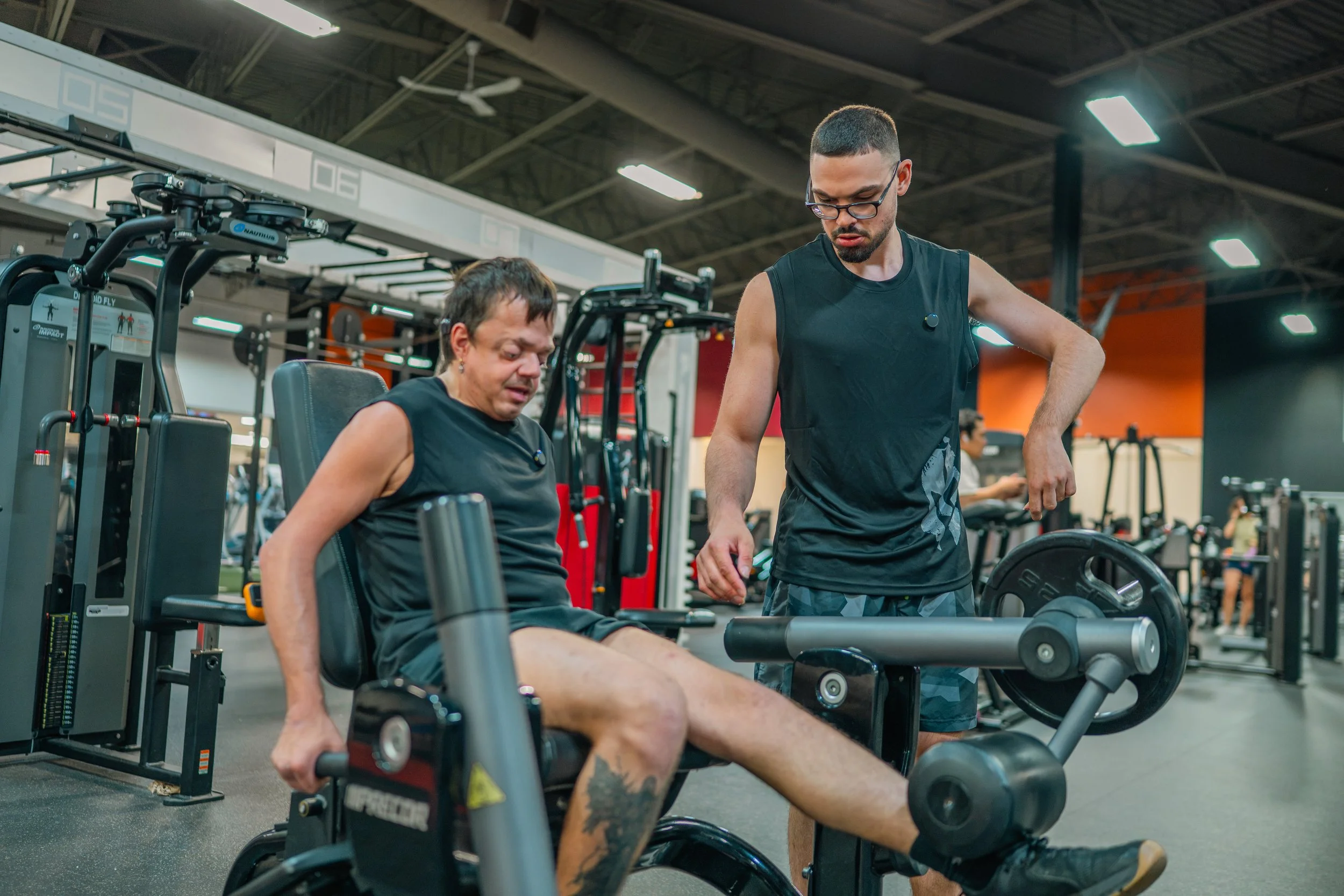 Mat the Warrior et Sam le Motivateur s'entraînent ensemble au World Gym