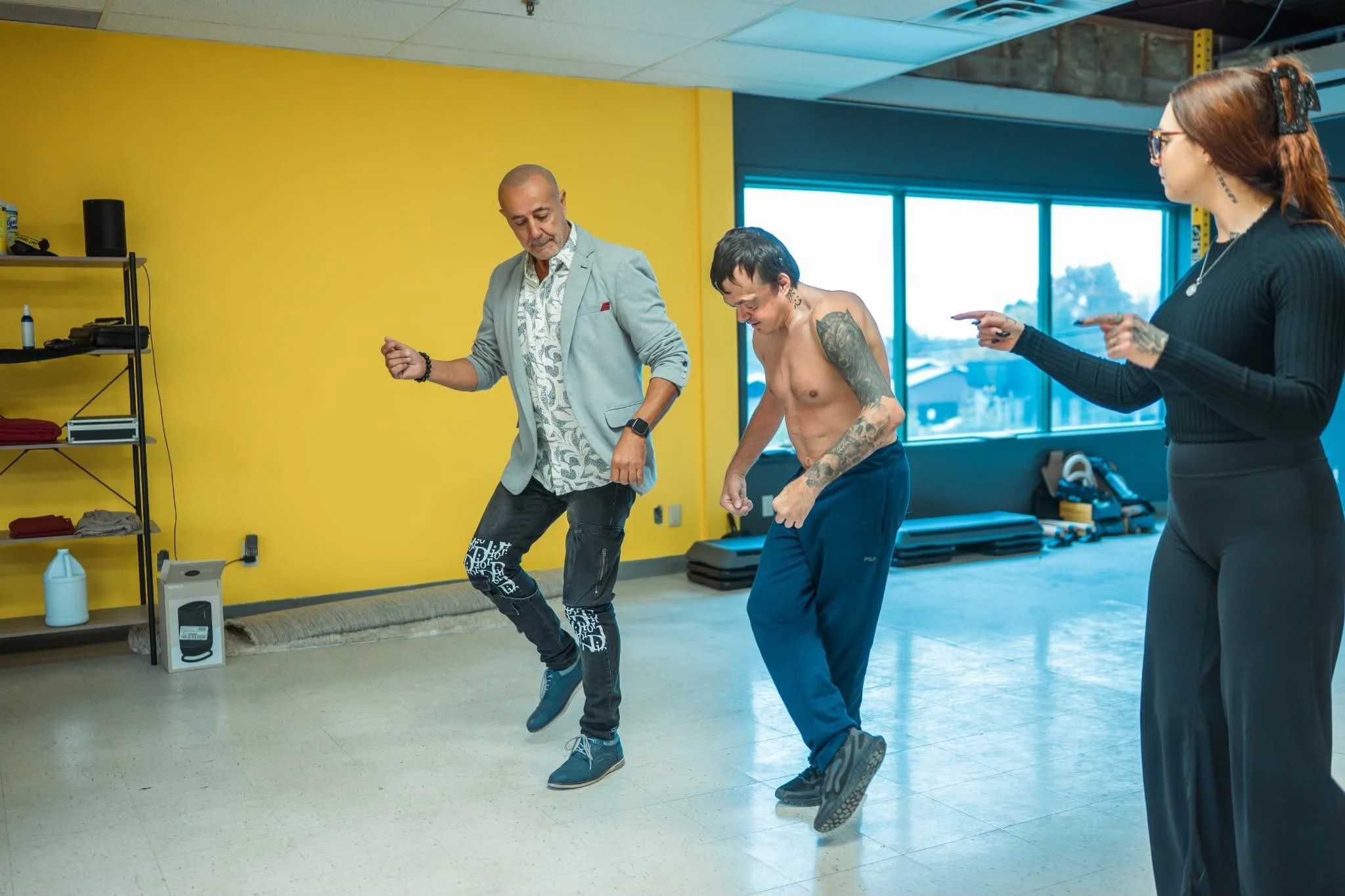 Mathieu à l'entraînement avec Niko et Biancy pour sa routine de poses