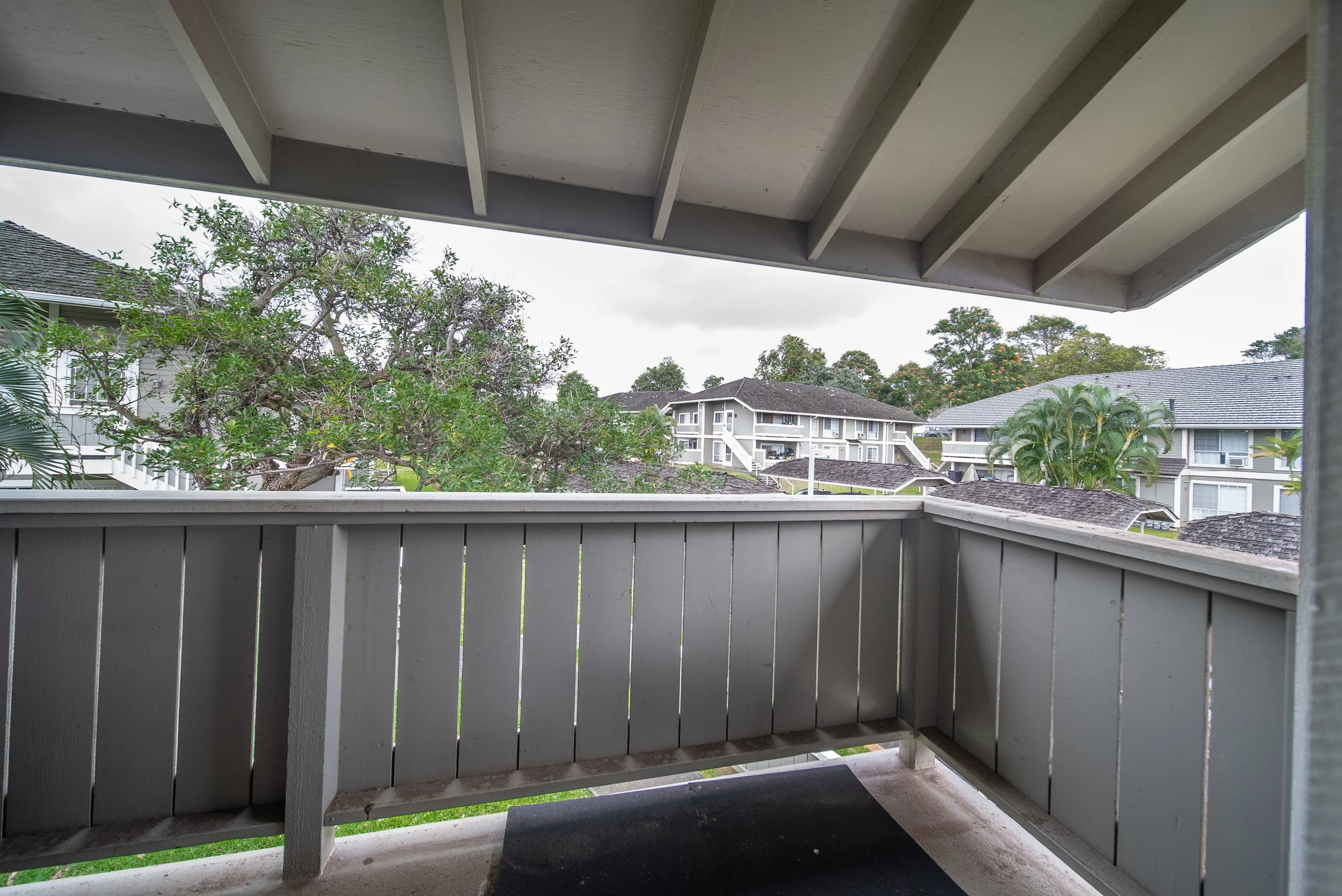 Private covered lanai looking out over lush garden greenery, Waipio Gentry