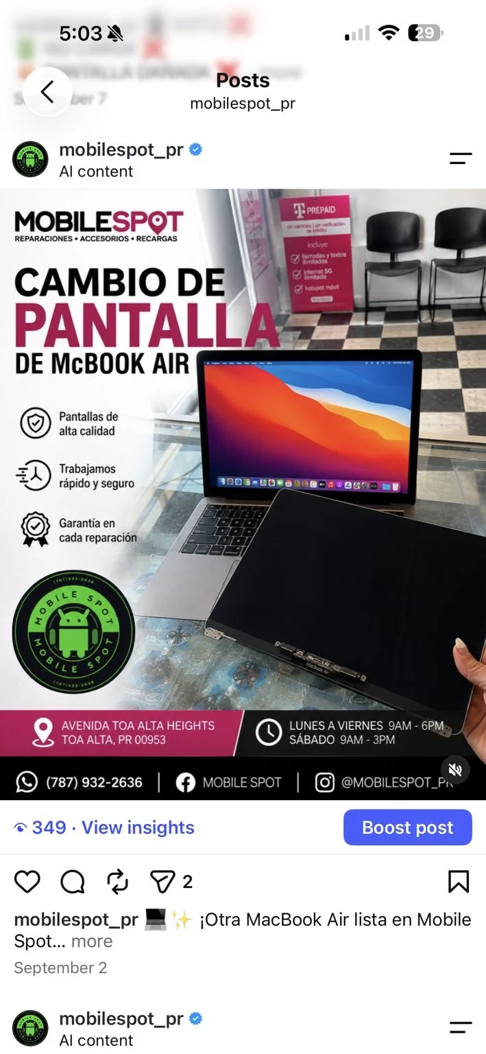 MacBook Air encendida con pantalla reemplazada junto a la pantalla retirada