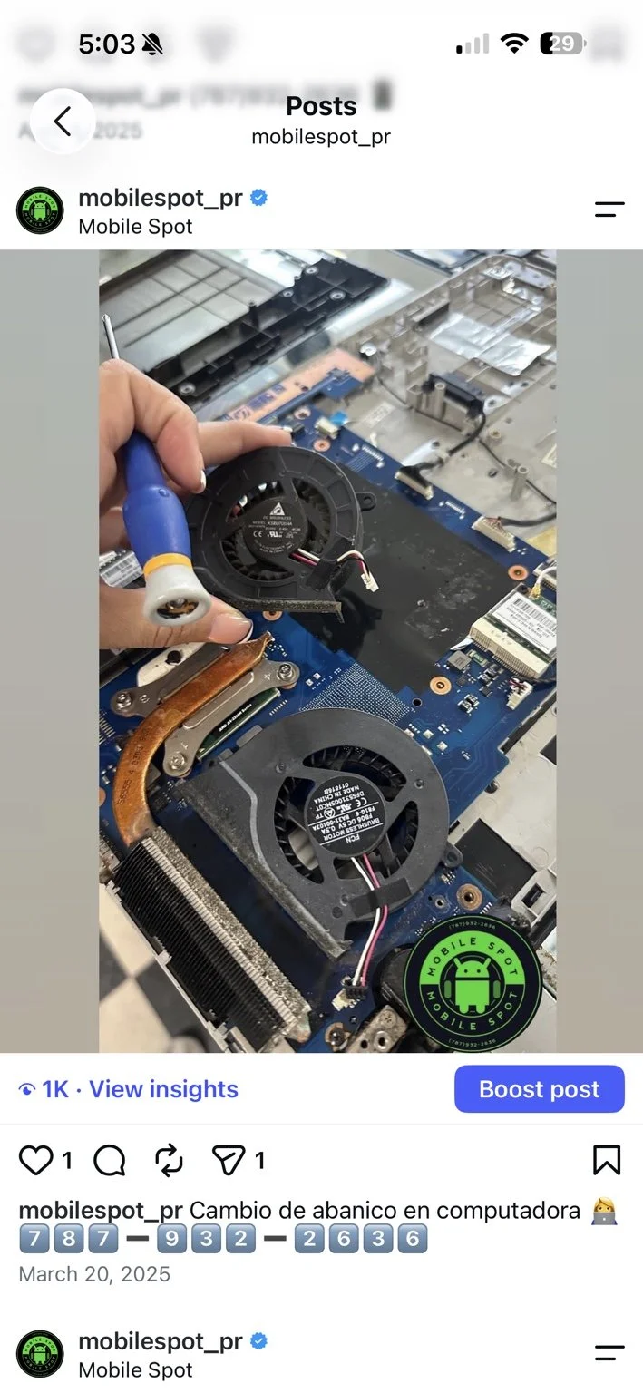 Técnico trabajando en el reemplazo de un abanico de laptop