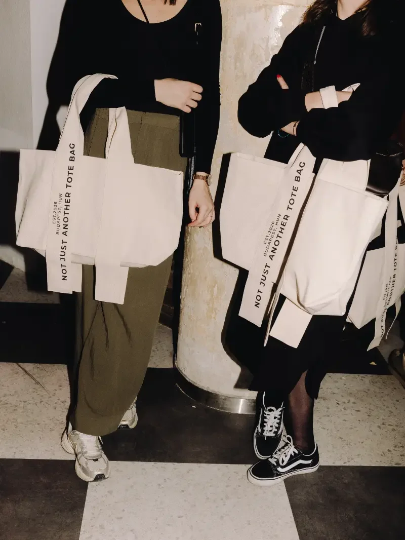 Obiri tote bag in use