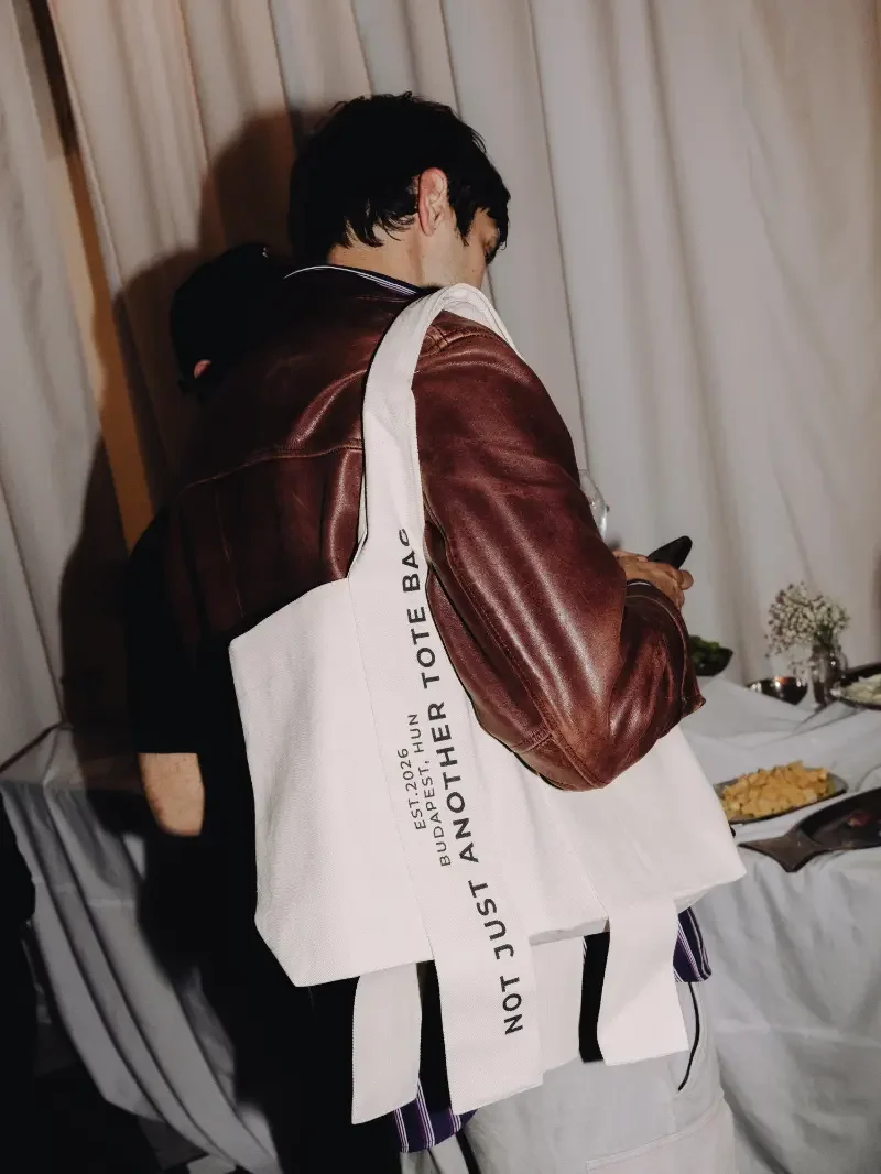 Obiri tote bag in use