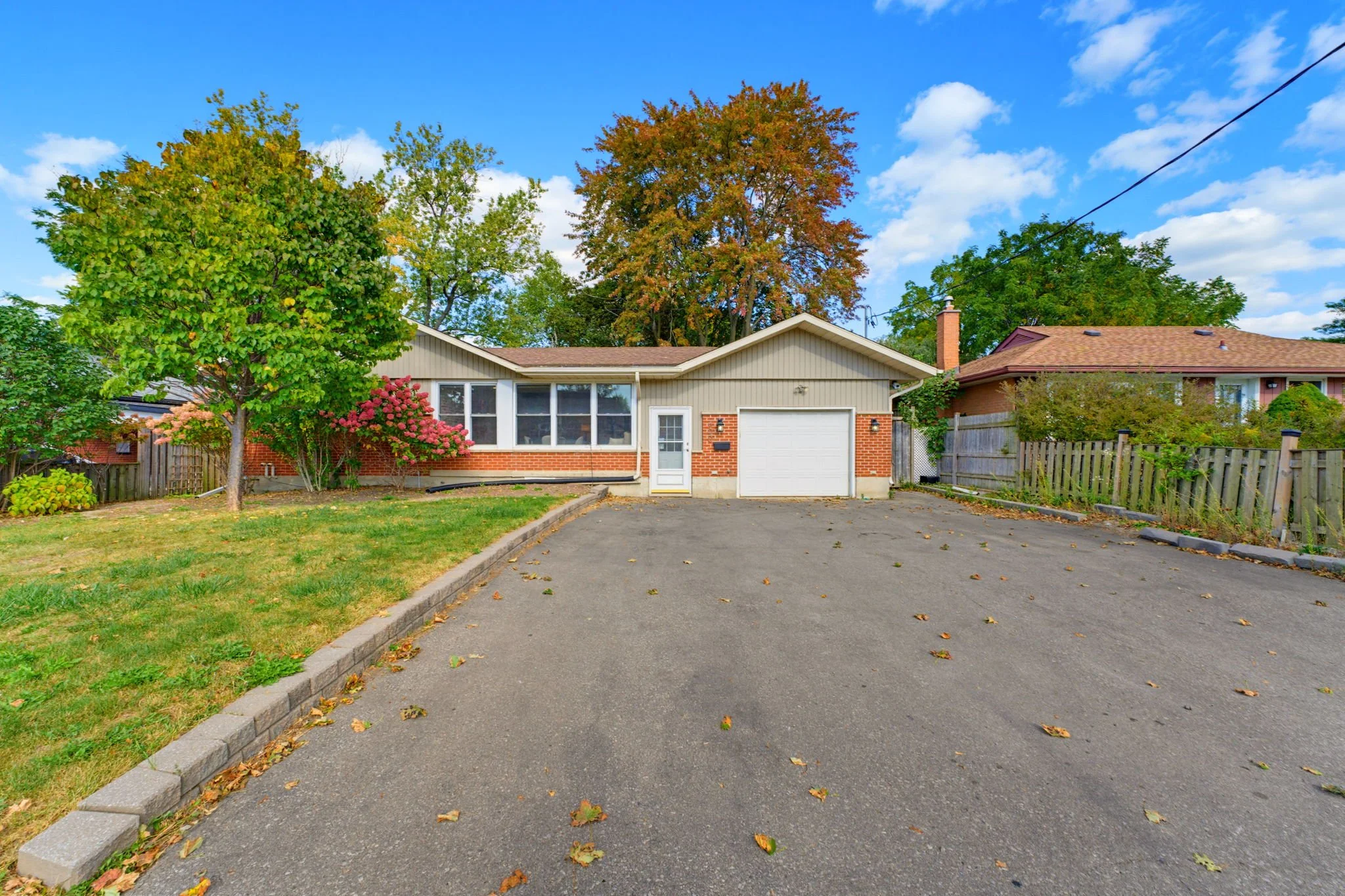 300 Westmount Road East, Kitchener — Front exterior