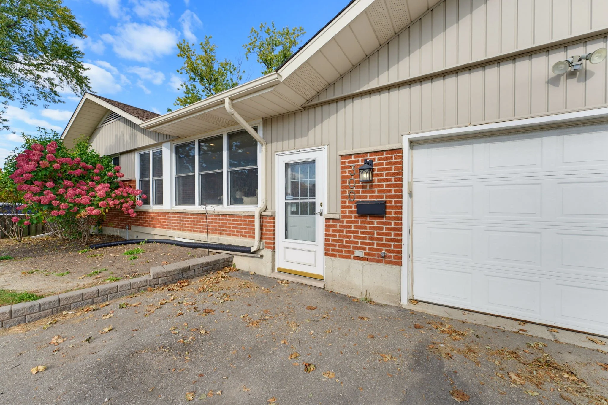 300 Westmount Road East, Kitchener — Front entrance