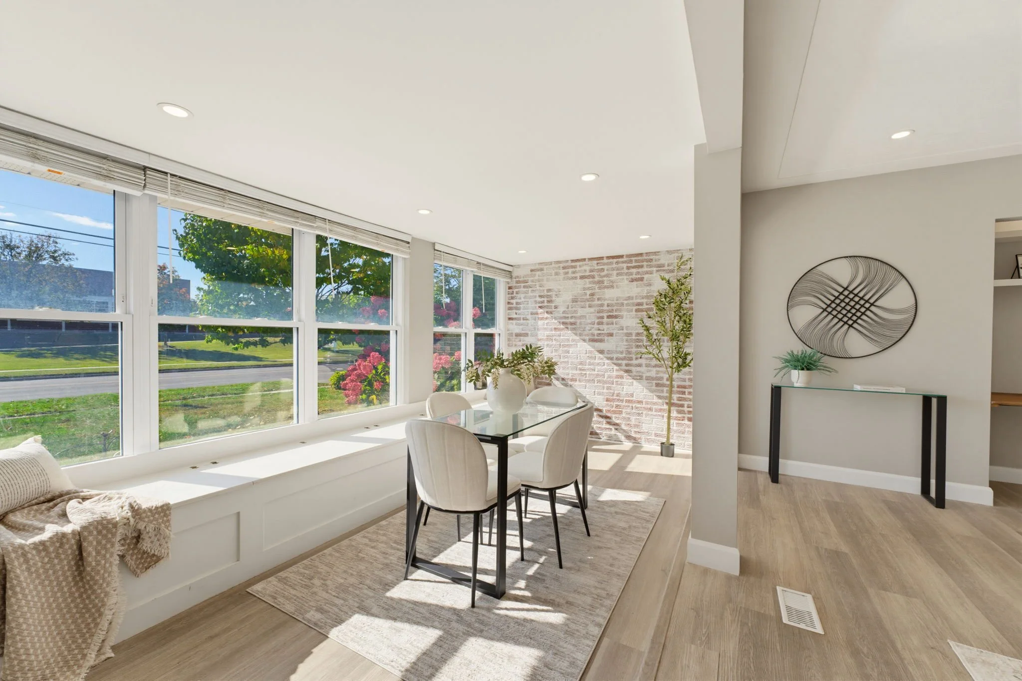 300 Westmount Road East, Kitchener — Dining area with panoramic windows