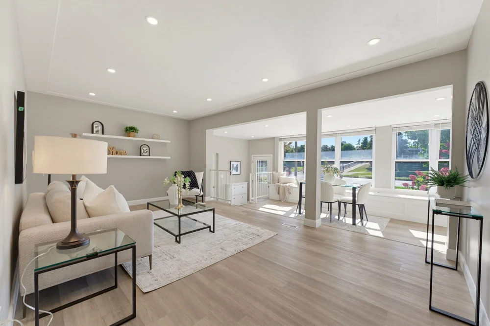 300 Westmount Road East, Kitchener — Open-concept living and dining