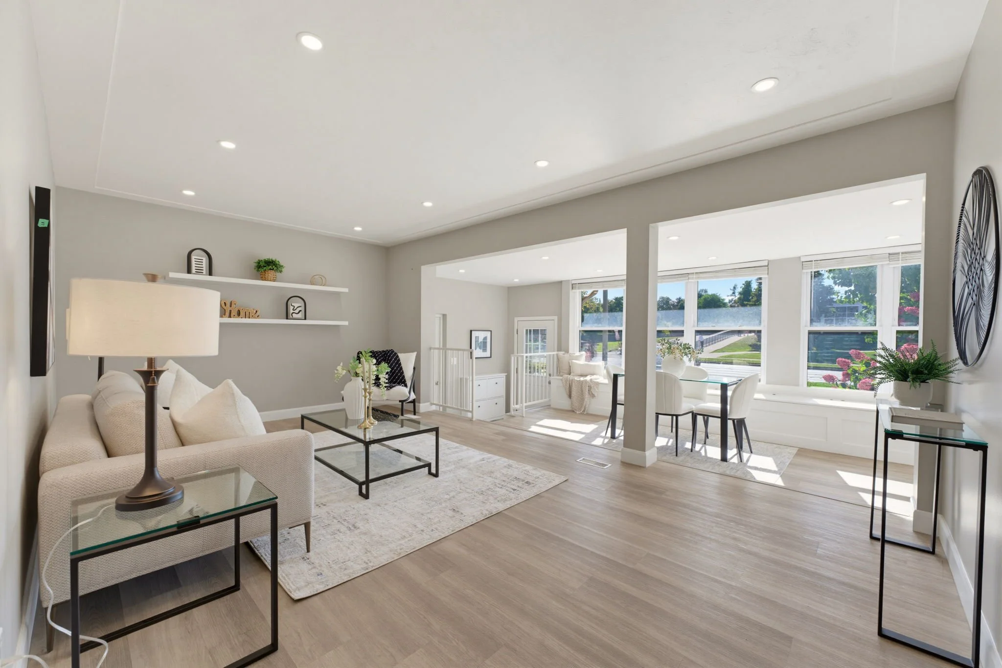 300 Westmount Road East, Kitchener — Open-concept living and dining