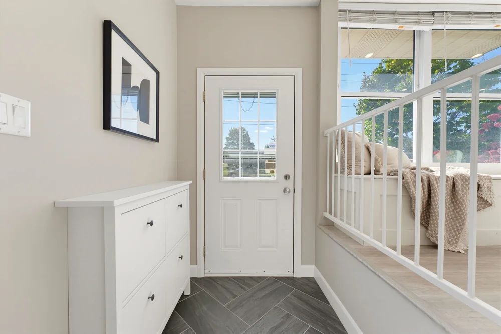 300 Westmount Road East, Kitchener — Tiled foyer