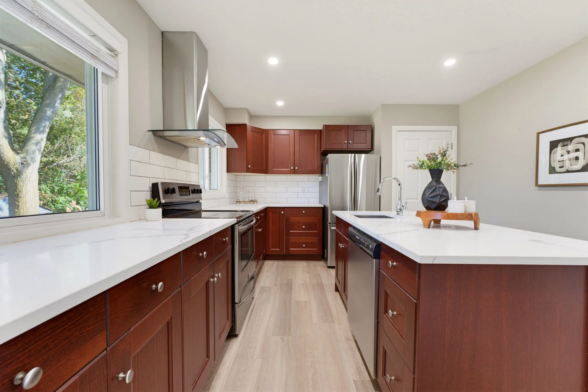 300 Westmount Road East, Kitchener — Kitchen with quartz countertops