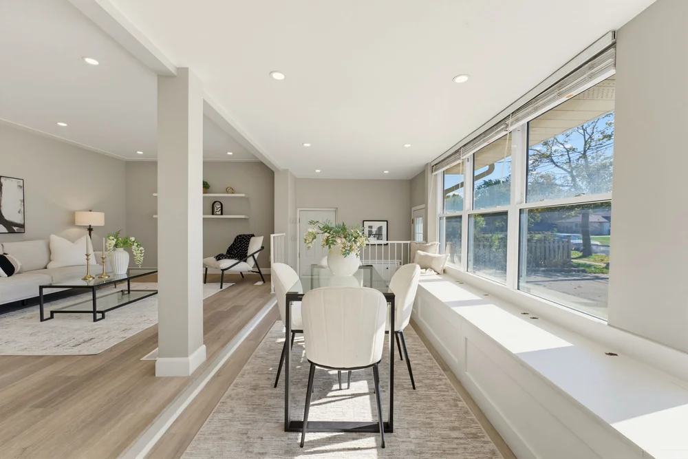 300 Westmount Road East, Kitchener — Dining area and built-in reading bench
