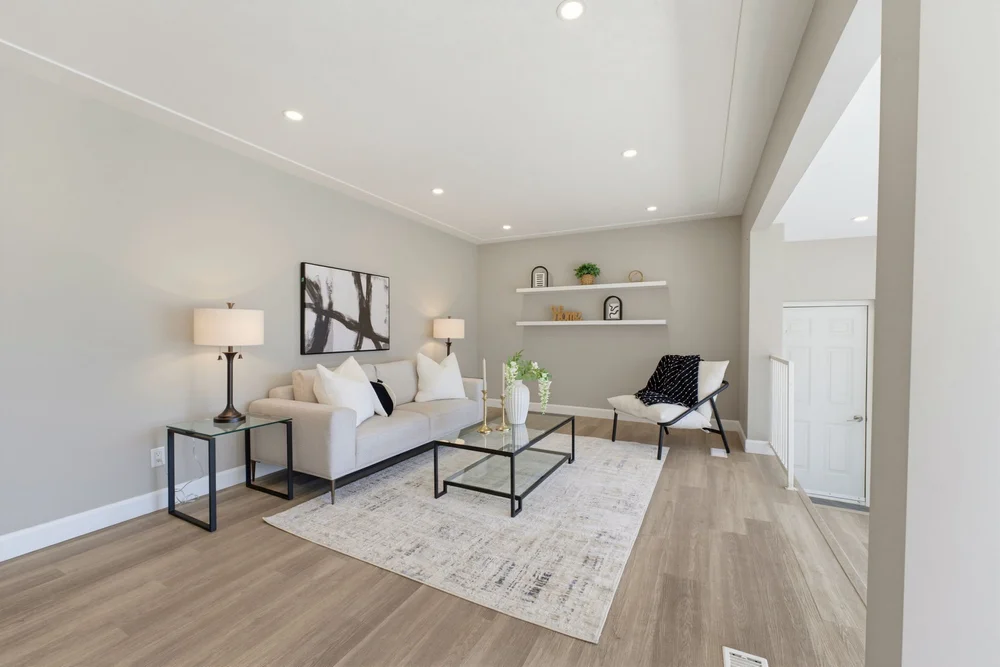 300 Westmount Road East, Kitchener — Living room
