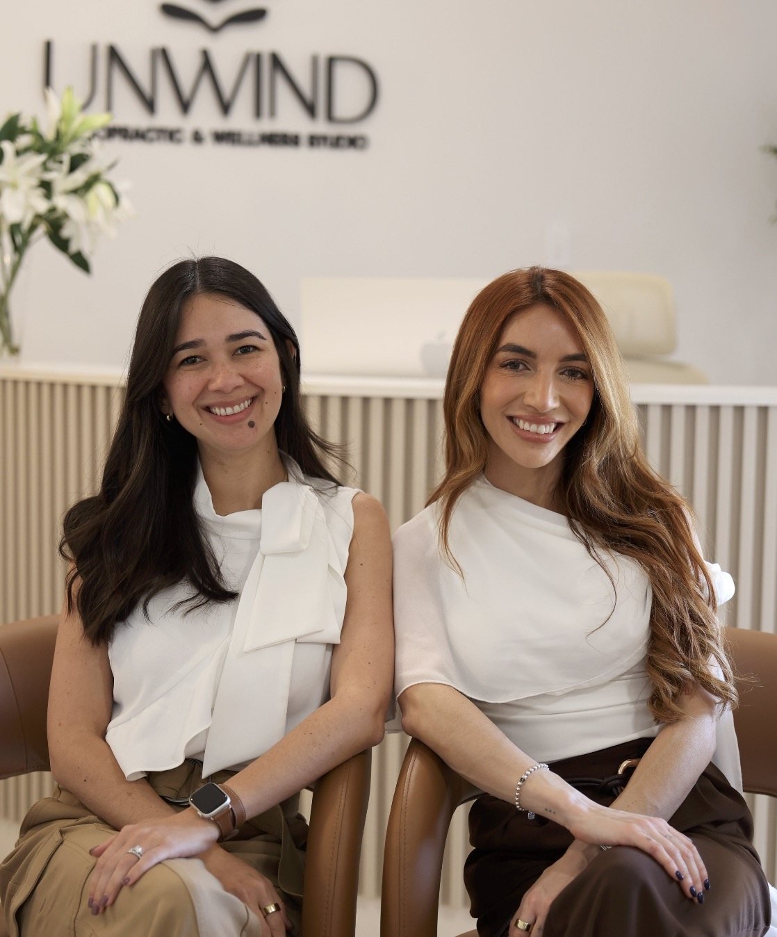La Dra. Alanna y la Dra. Nazario sentadas juntas en la recepción de Unwind