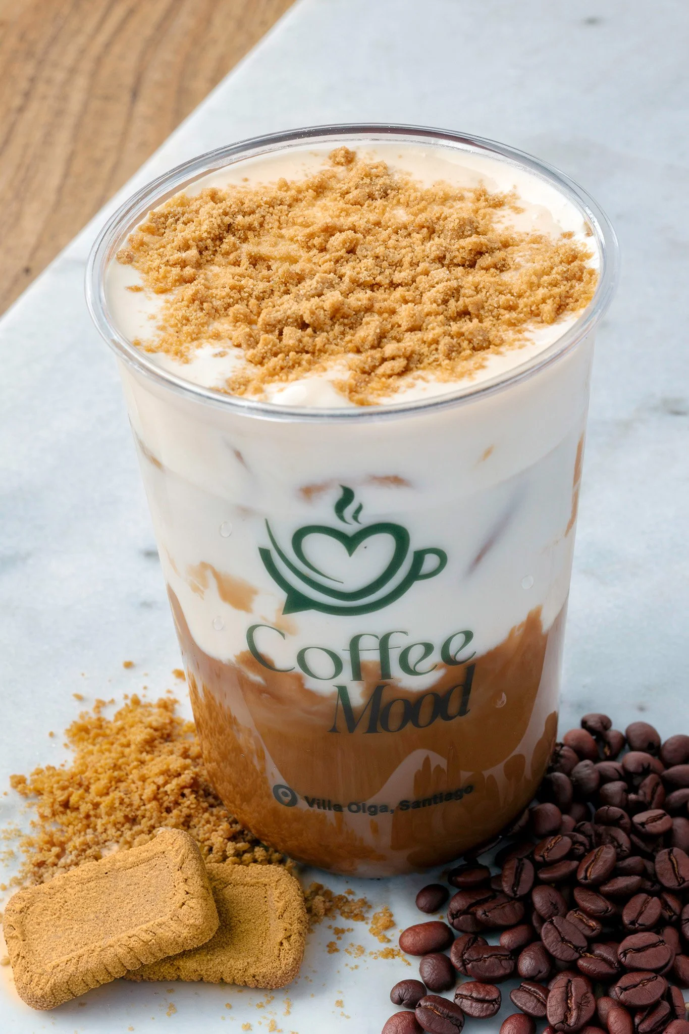 Caf&eacute; helado con topping de crumble