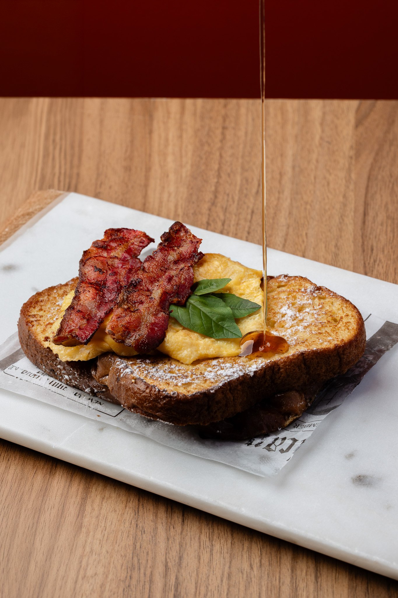 Tostada francesa con bacon, frutas y miel