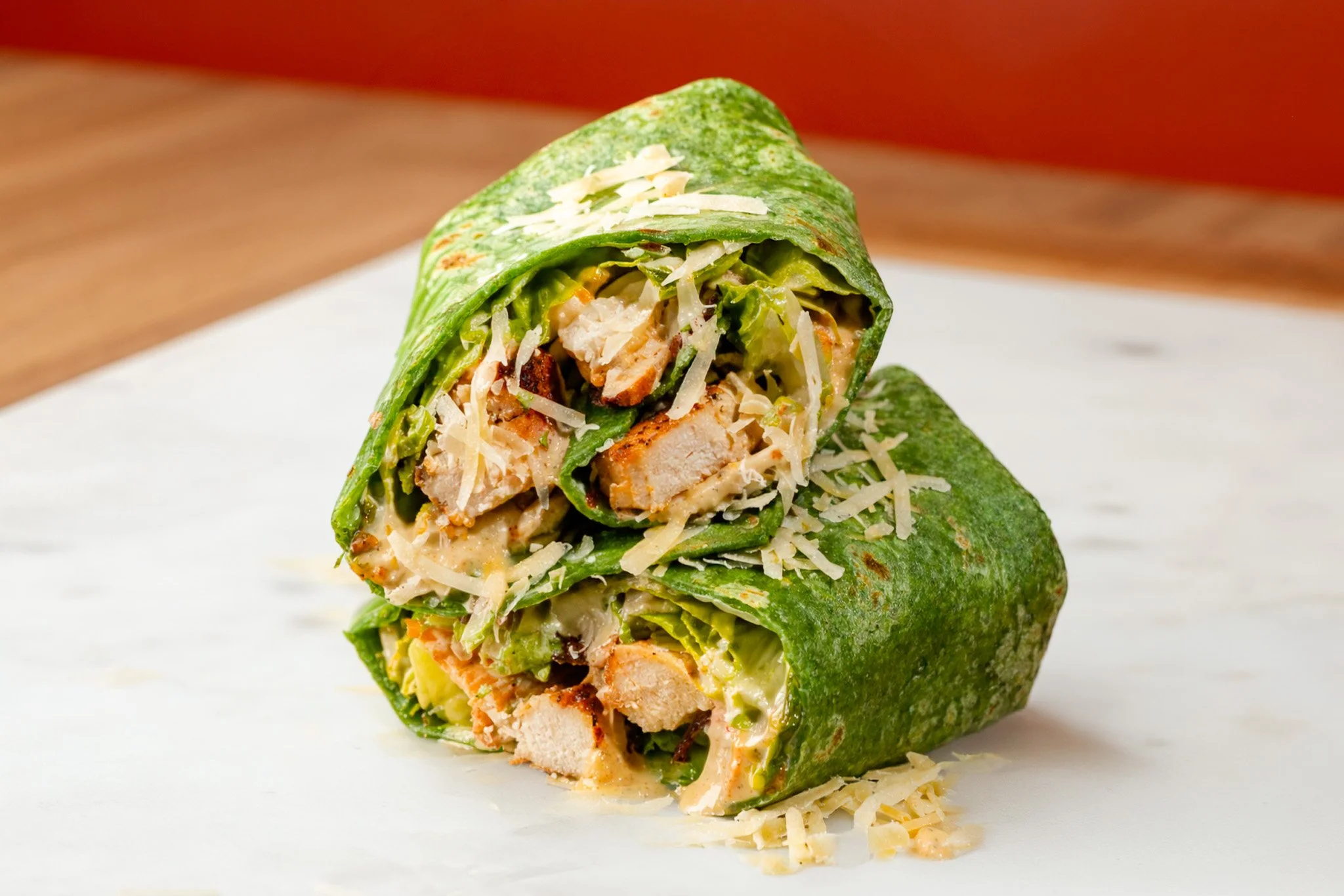 Wrap verde relleno de pollo y vegetales