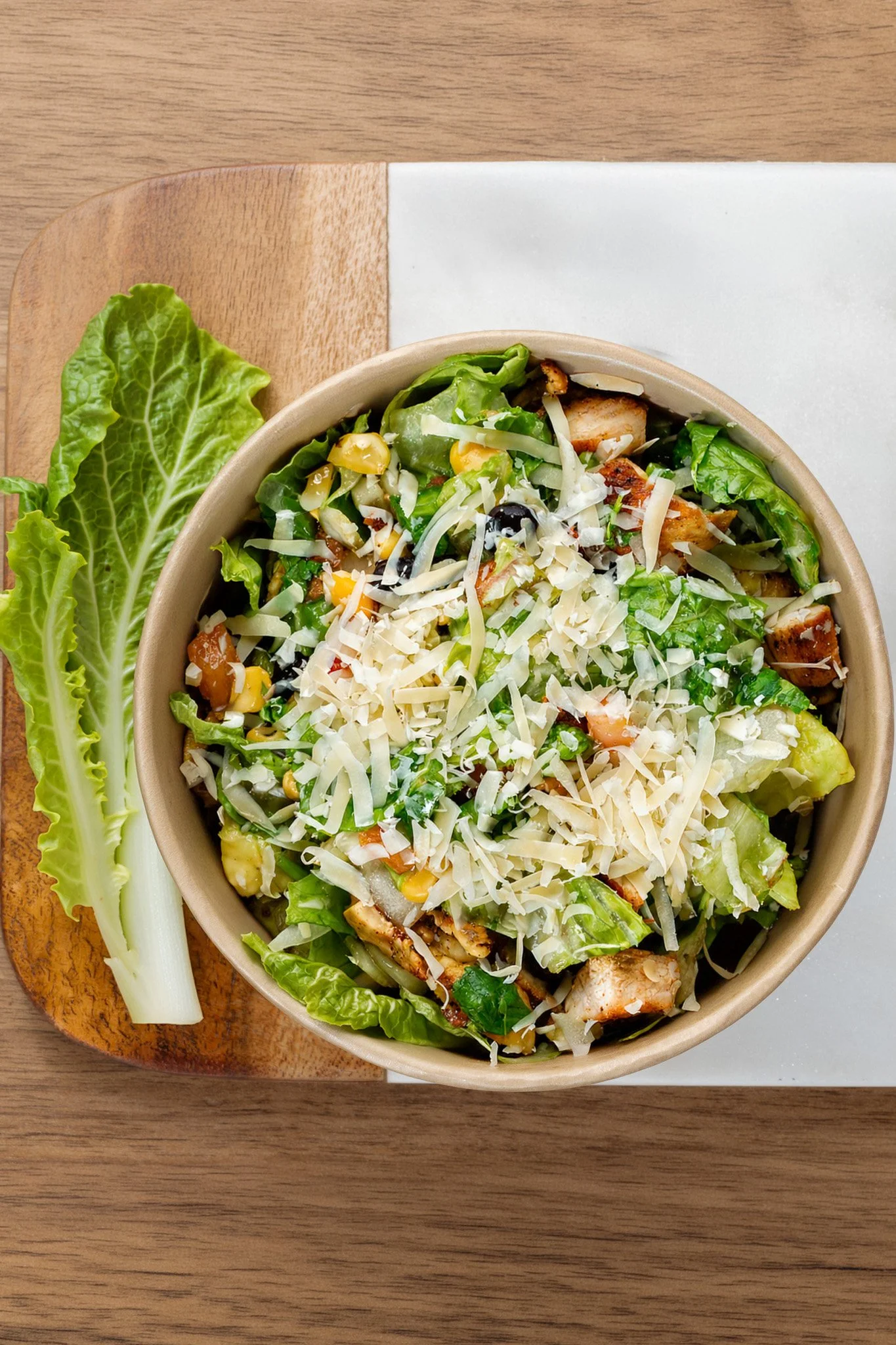 Ensalada verde con pollo y queso parmesano