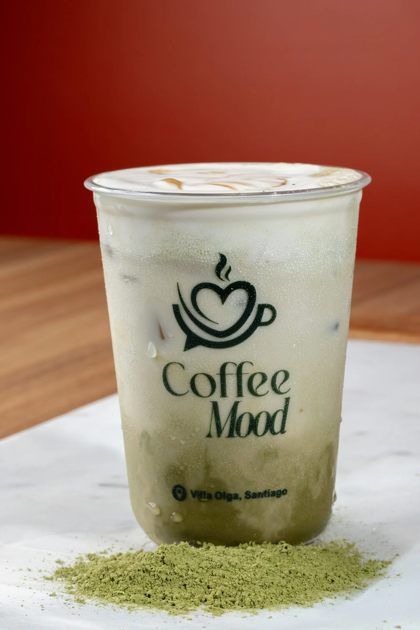Latte fr&iacute;o verde con vaso de marca