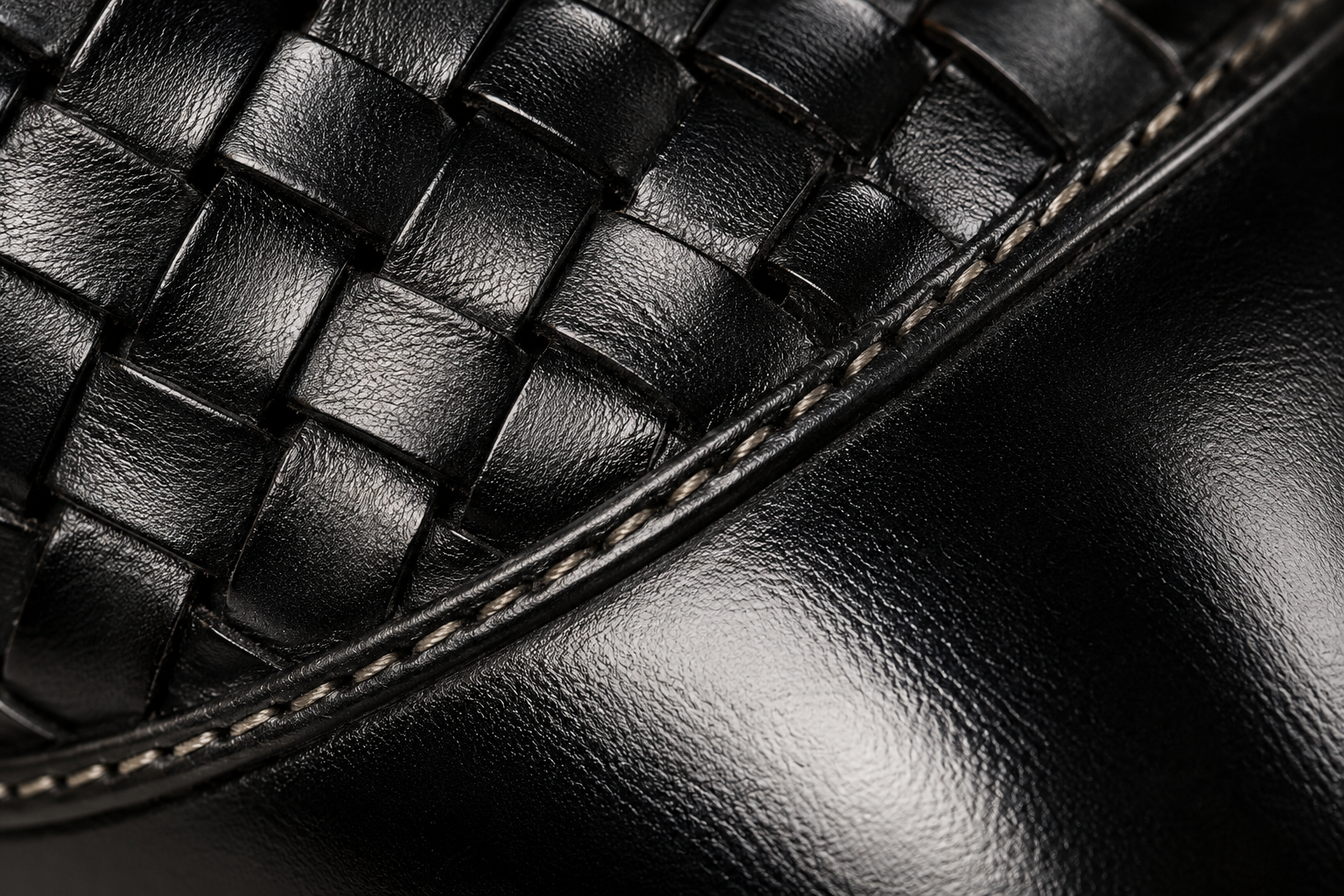 Woven vamp meeting welt macro