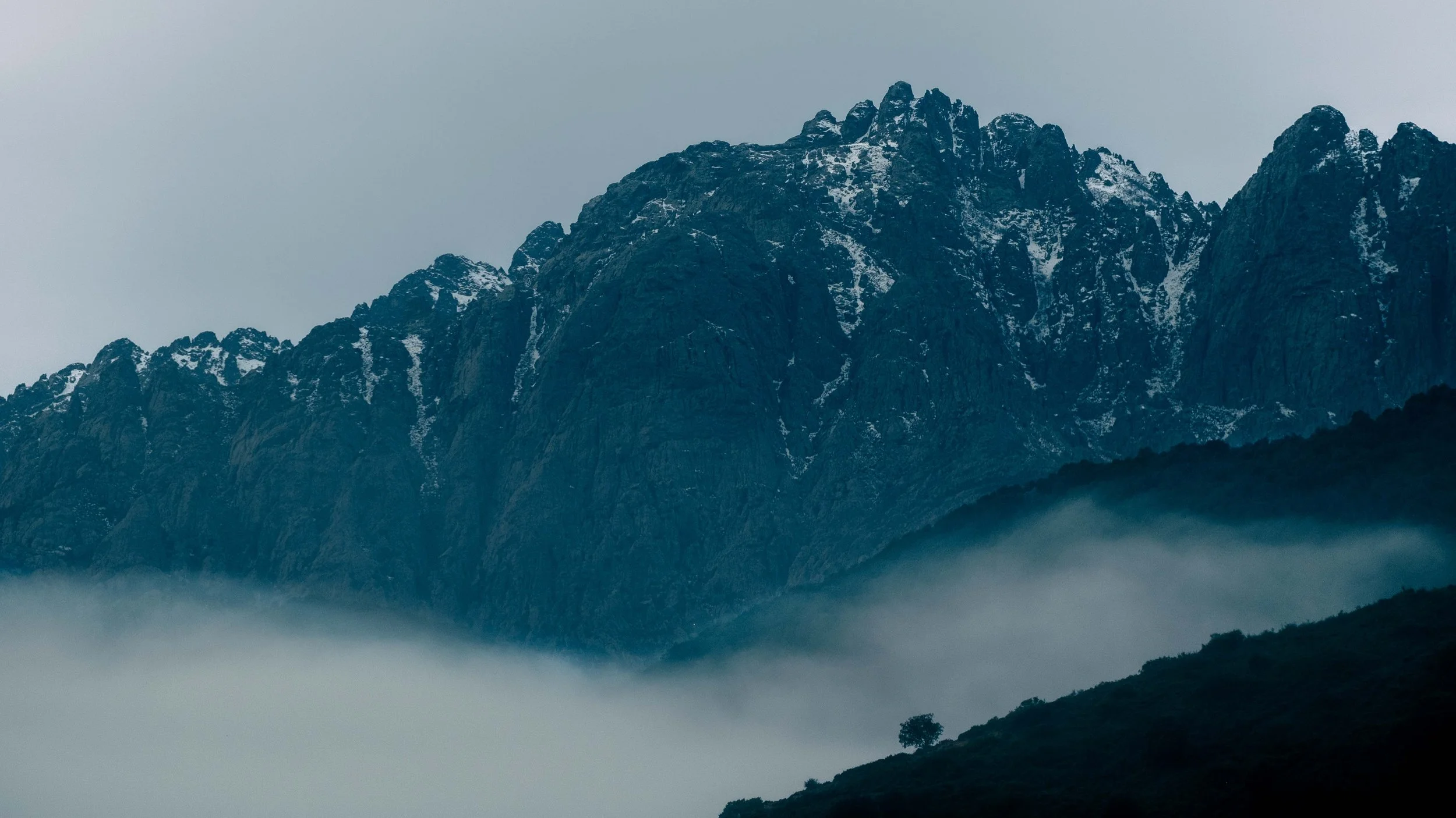 Sommets dans le brouillard en Corse
