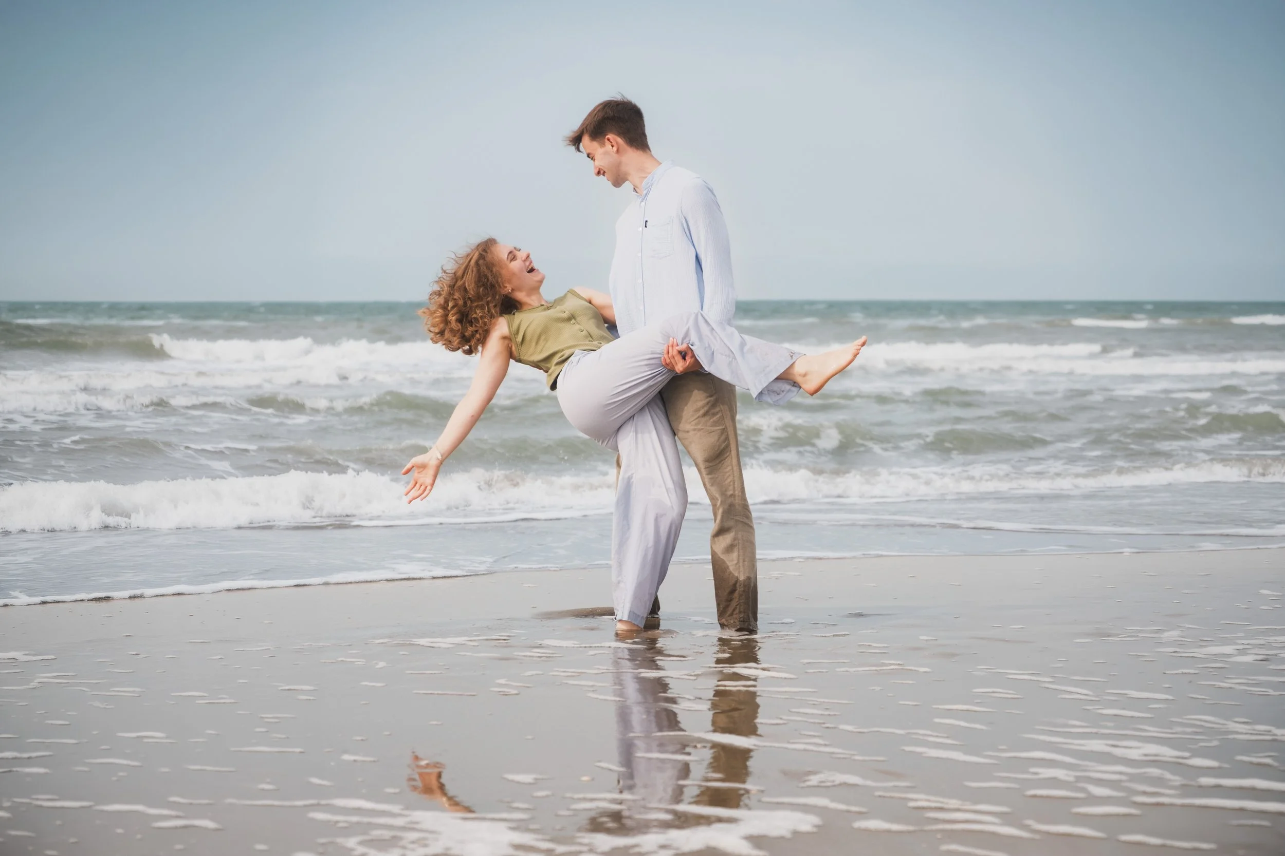 Séance photo couple d'une heure trente, demande en mariage et fiançailles sur la plage, Marion David photographe Bruxelles