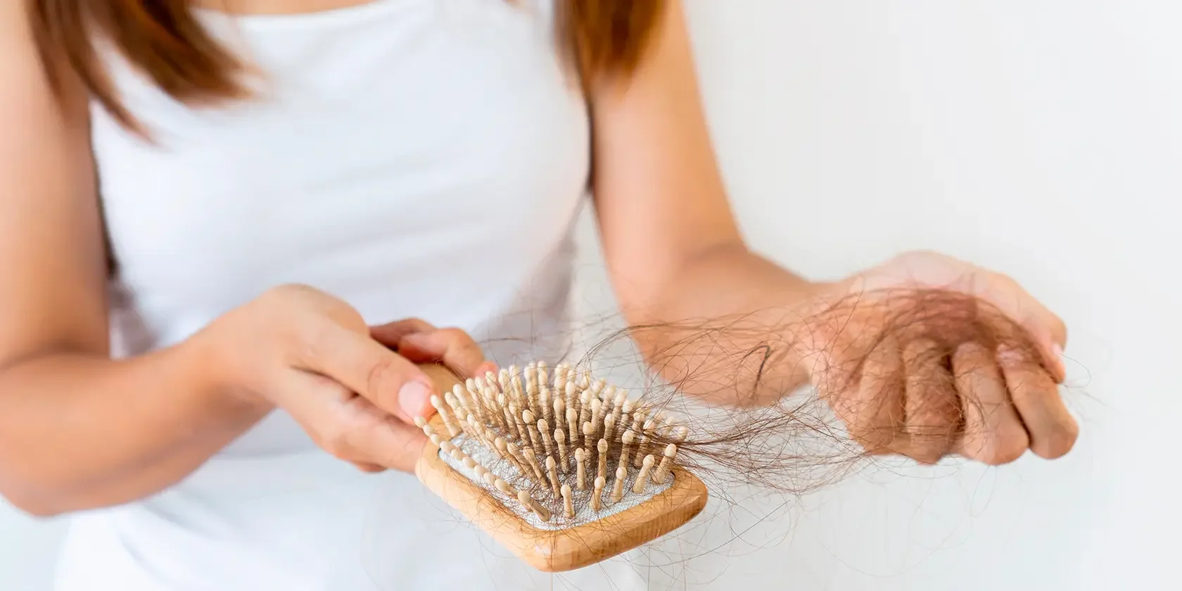 Brosse avec cheveux qui tombent — chute de cheveux féminine