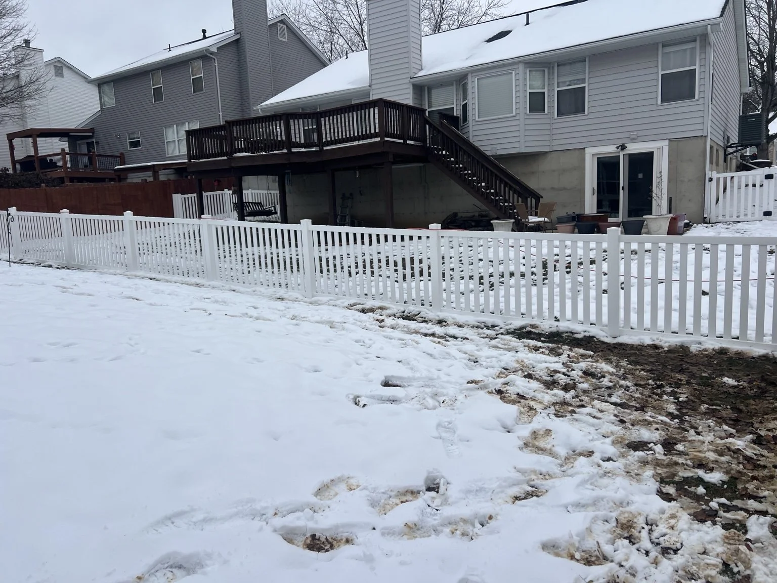 White vinyl picket fence installed for a Wentzville homeowner with dogs