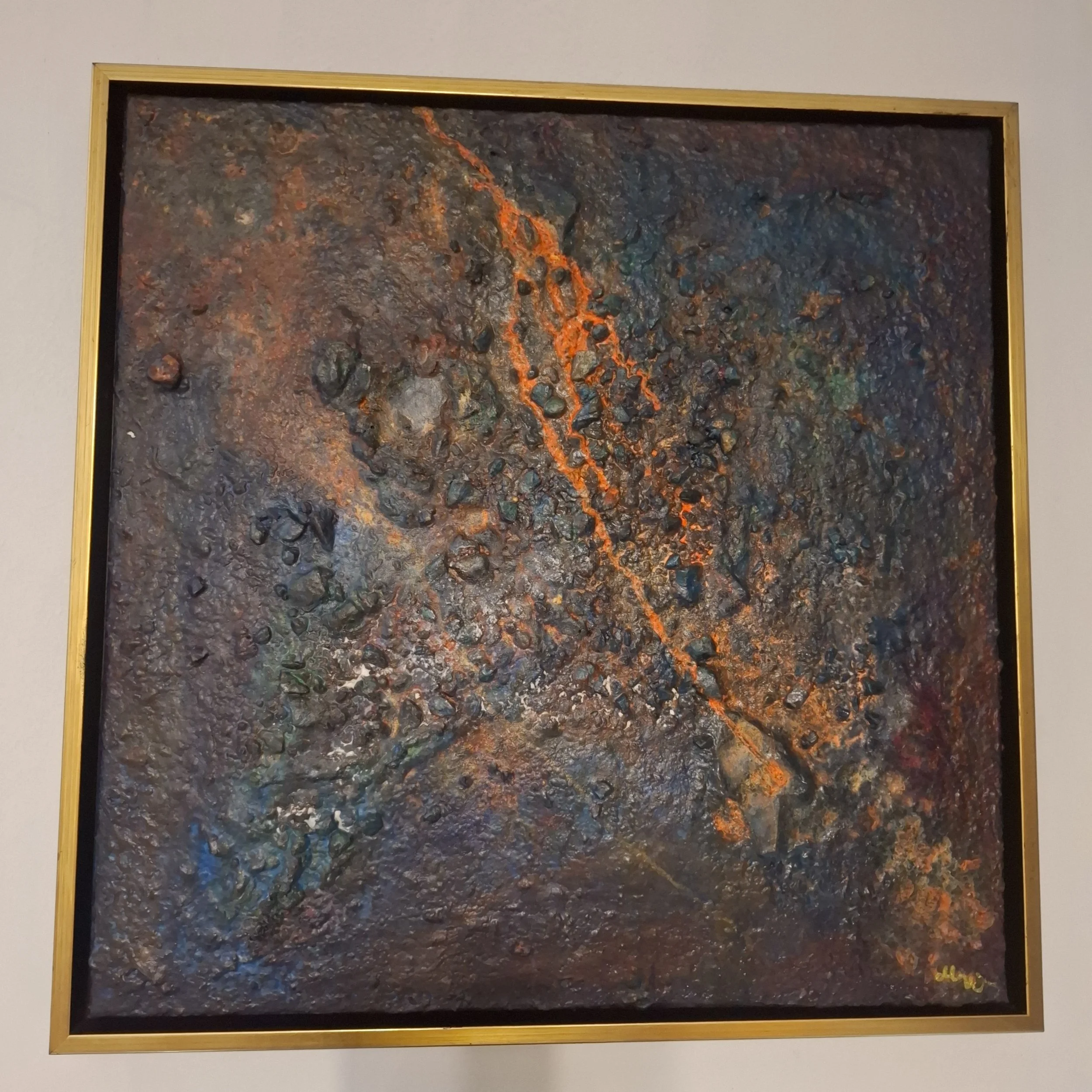 Das geheime Sediment unter der Erosion – zweite Gesamtansicht mit Relief, orangefarbener Erosionsader und mineralischen Einschlüssen