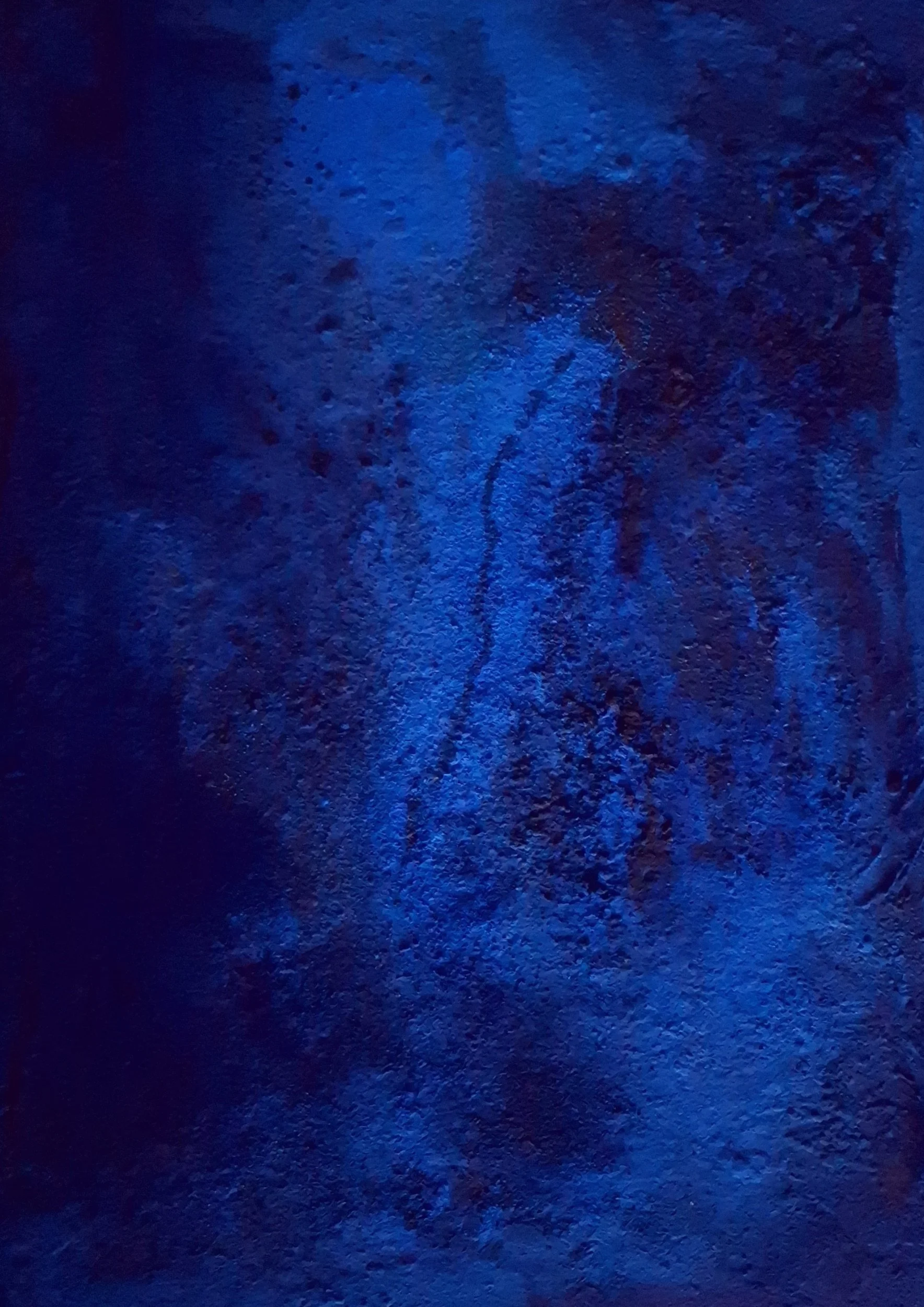 Blauer Sedimenttraum von Markus Willems – verfügbares abstraktes Mixed-Media-Original in intensiven Blautönen mit Sedimentstruktur, Reliefoberfläche, Leuchtpigmenten und handveredeltem Schattenfugenrahmen