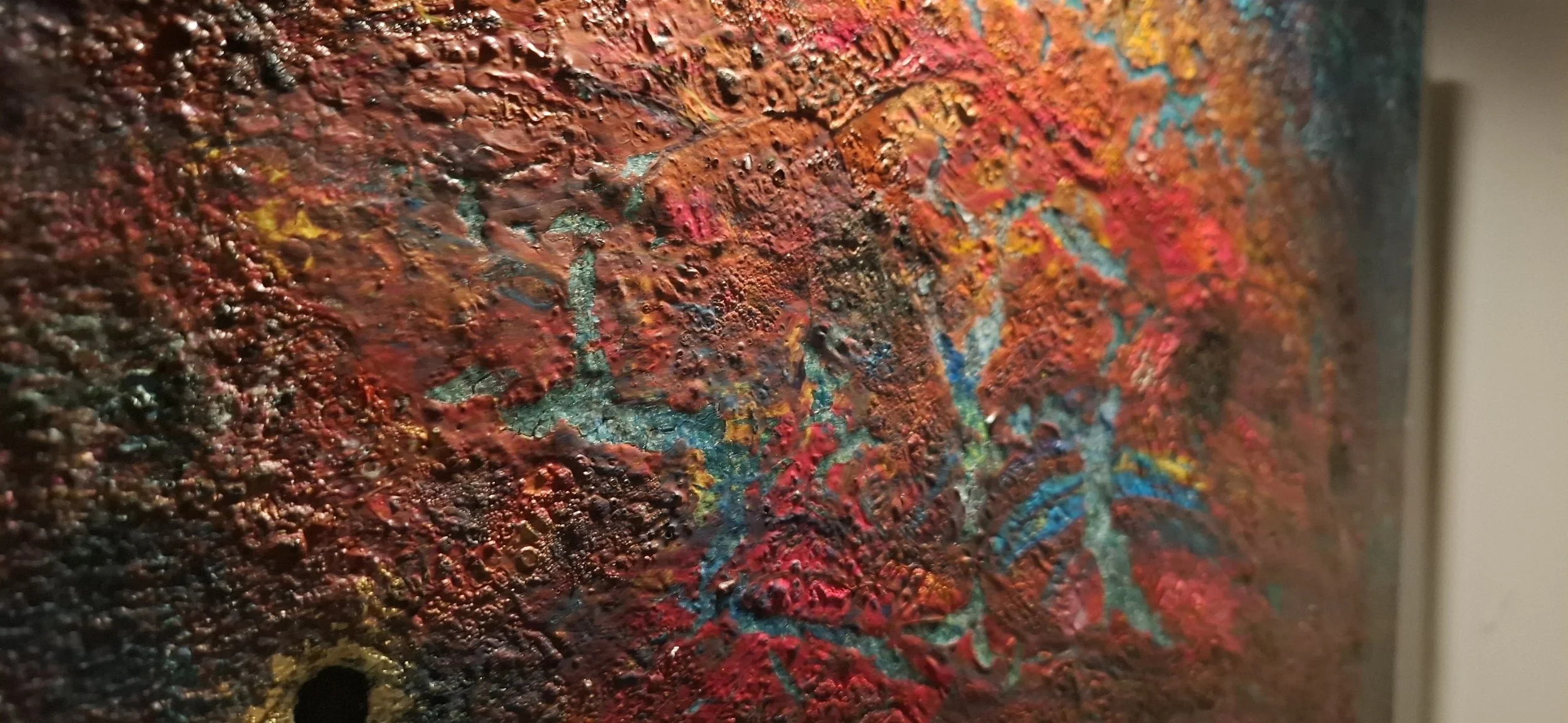 Abstraktes Kunstwerk Elementsturm im Erosionskern von Markus Willems – Mixed Media Strukturarbeit mit Gold und Hitze