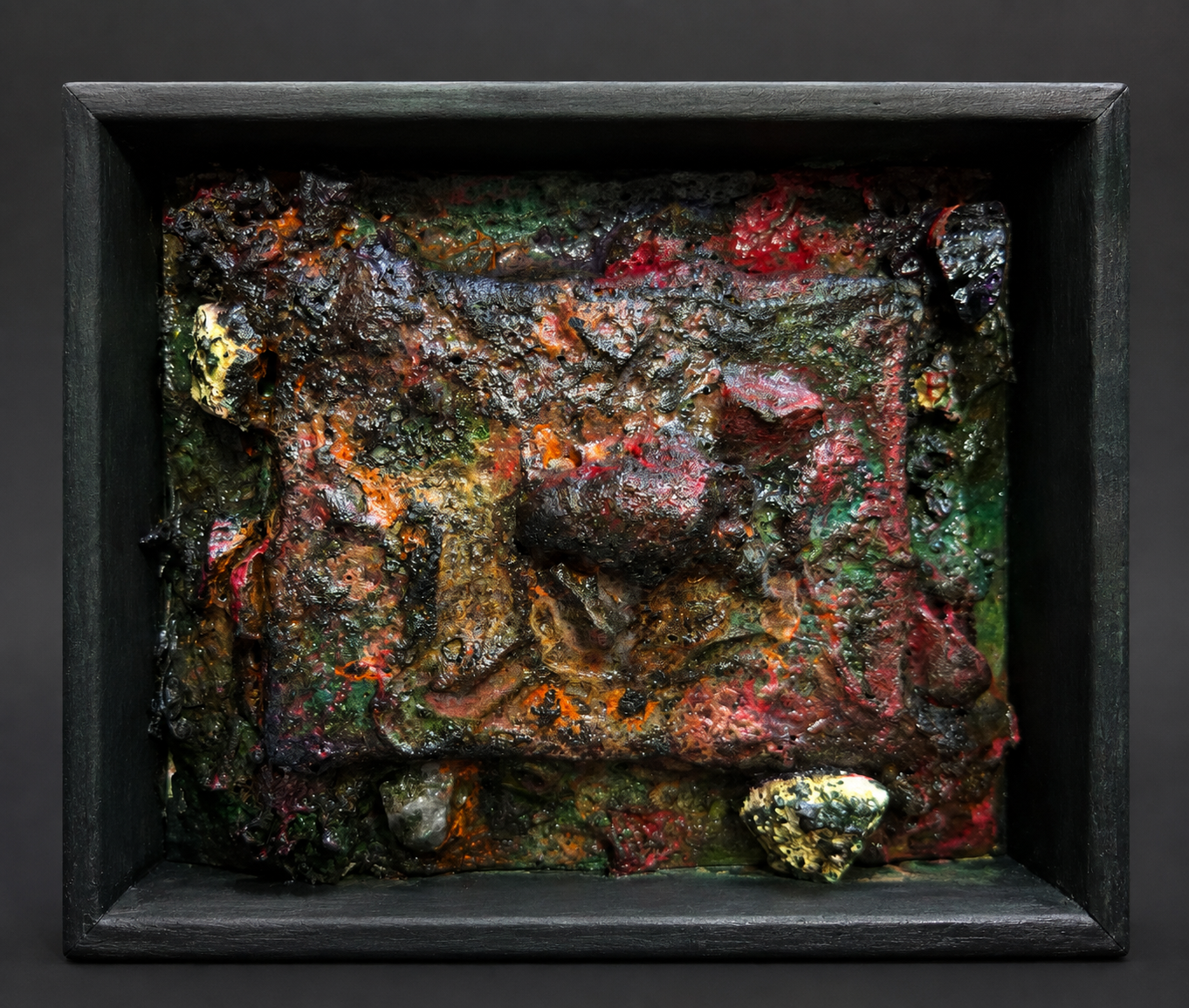 Versteinerung im Sediment von Markus Willems, Kleinformat 13,5 × 16,5 cm inklusive handbearbeitetem Rahmen, stark reliefierte mineralisch-organische Materialkunst mit Gesteins- und Sedimentstruktur