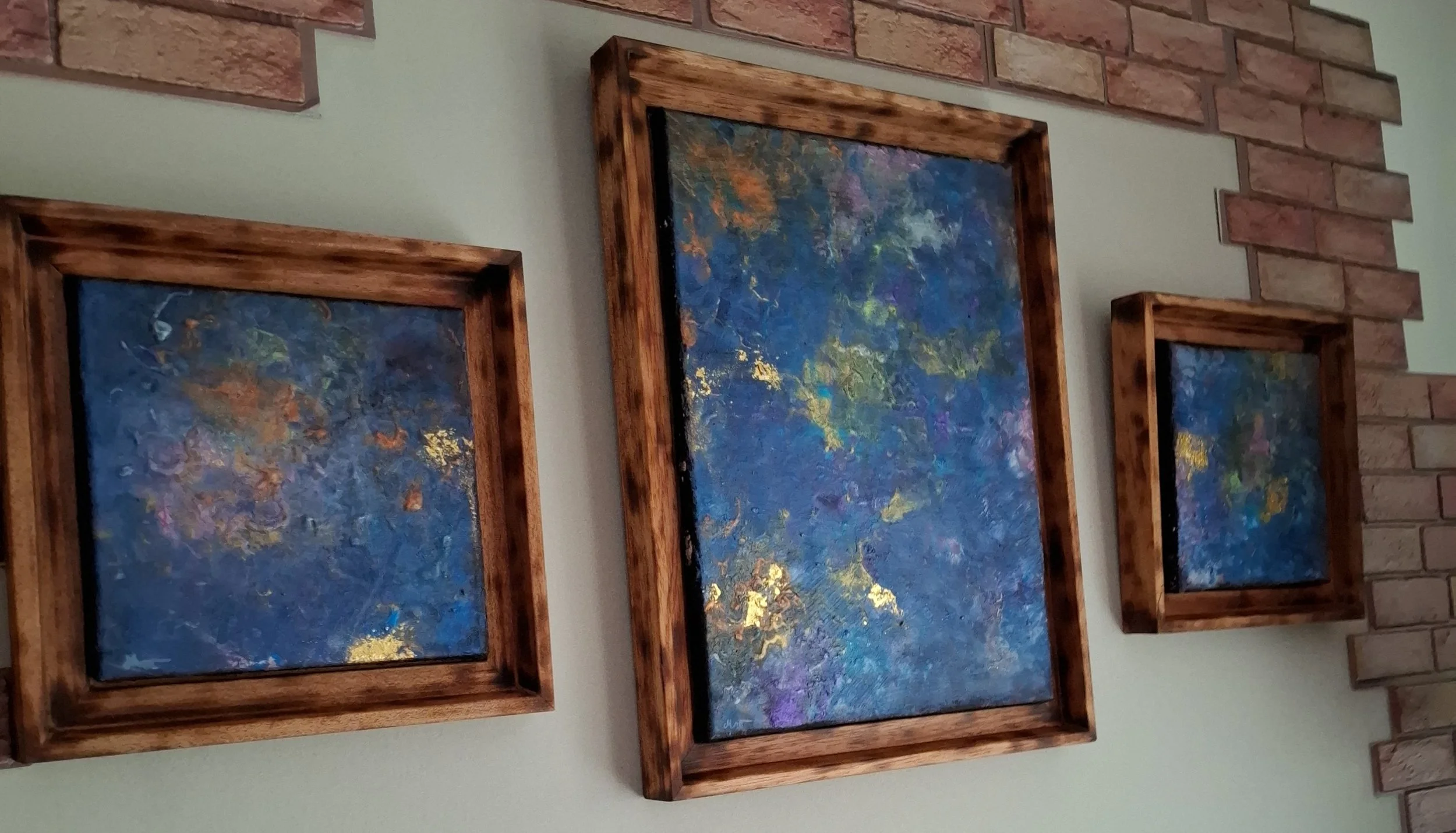Kosmische Sedimente von Markus Willems, dreiteiliges abstraktes Original mit blauen und violetten Farbräumen, goldenen Lichtfragmenten und handbearbeiteten Schattenfugenrahmen