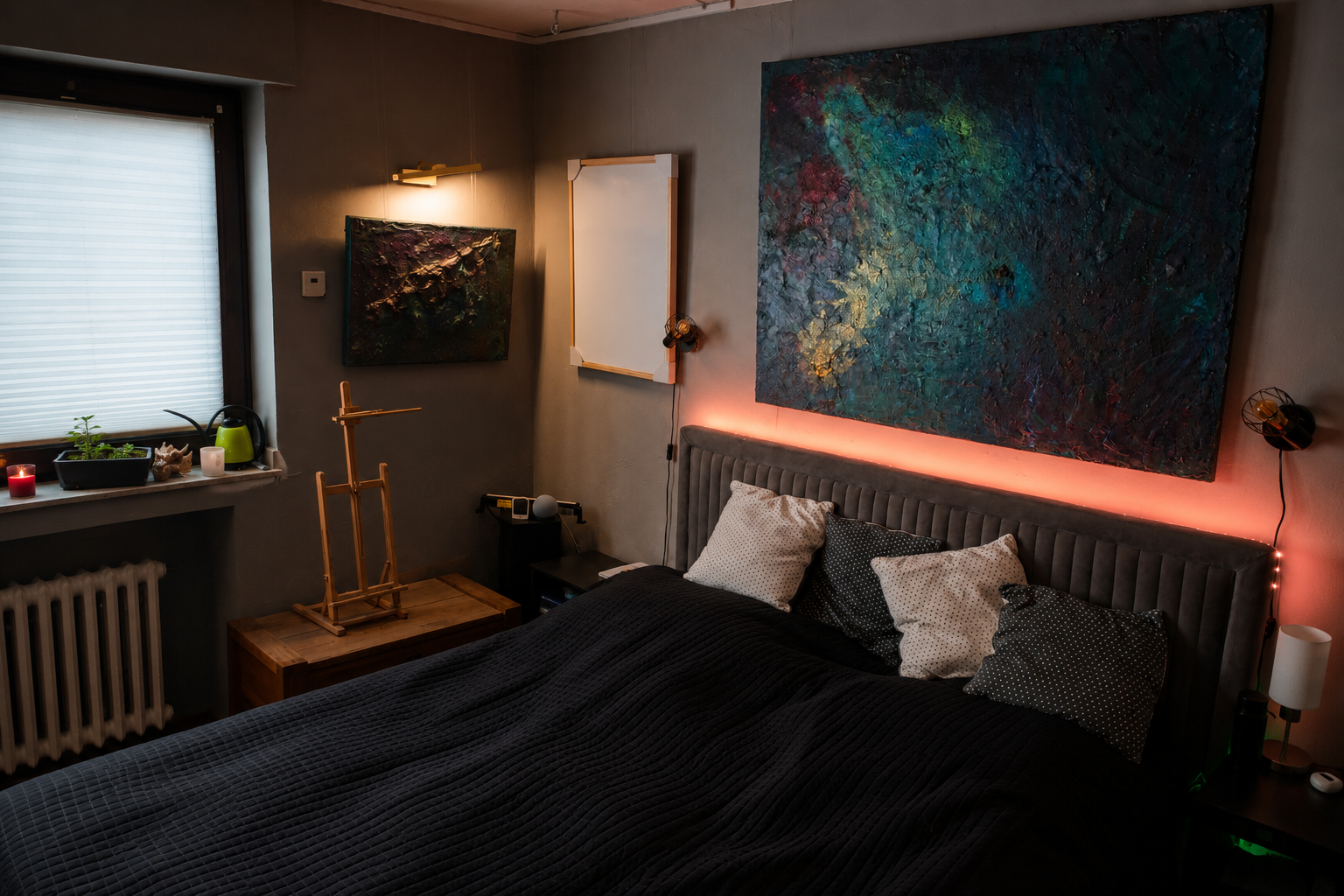 Private Ateliergalerie von Markus Willems mit großem 120 mal 100 Zentimeter Werk über dem Bett in einem ruhigen Rückzugsraum