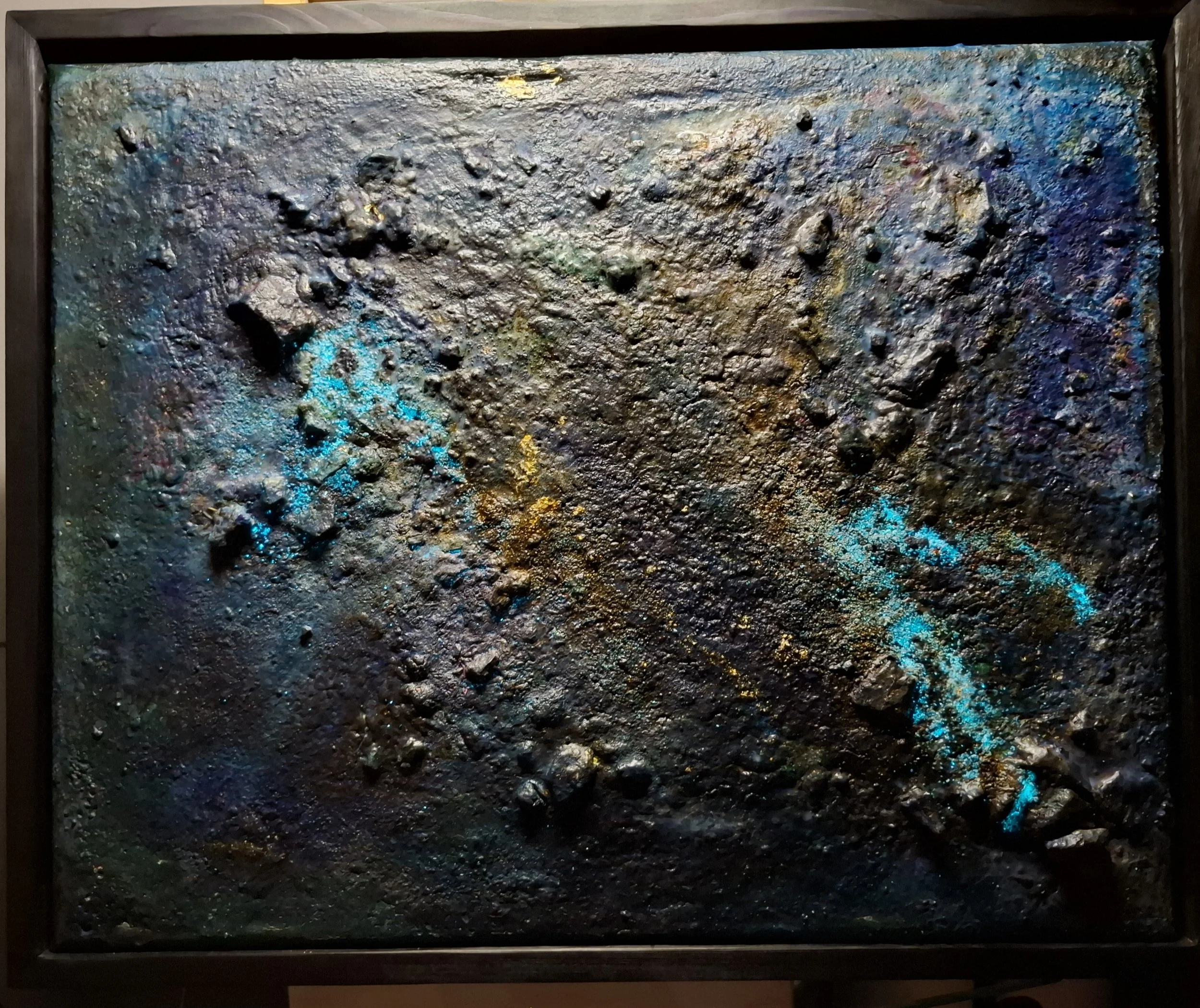 Erosion im mineralischen Sedimentskörper von Markus Willems – abstrakte Mixed-Media-Kunst auf Leinwand mit Relief, Sedimentstruktur, Eisenspänen, Holzkohle, metallischen Pigmenten, Leuchtpigmenten und handveredeltem Schattenfugenrahmen
