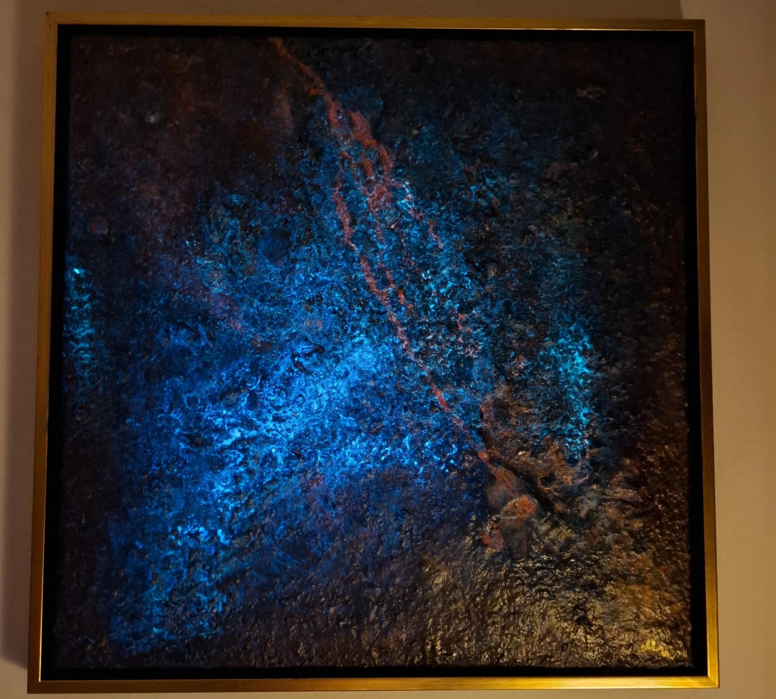 Das geheime Sediment unter der Erosion mit vollständig aufgeladenen blau leuchtenden Pigmenten im Dunkeln