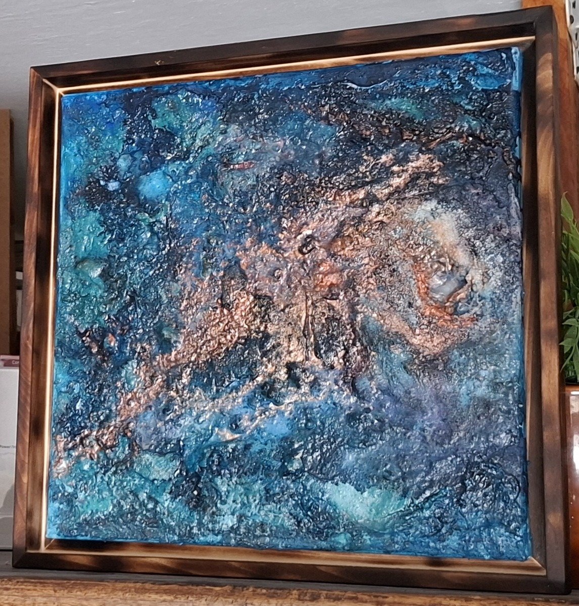 Seitenansicht des abstrakten Originals 'Energiequellen im Ozean der Sedimente' von Markus Willems mit handgeflammtem Schattenfugenrahmen