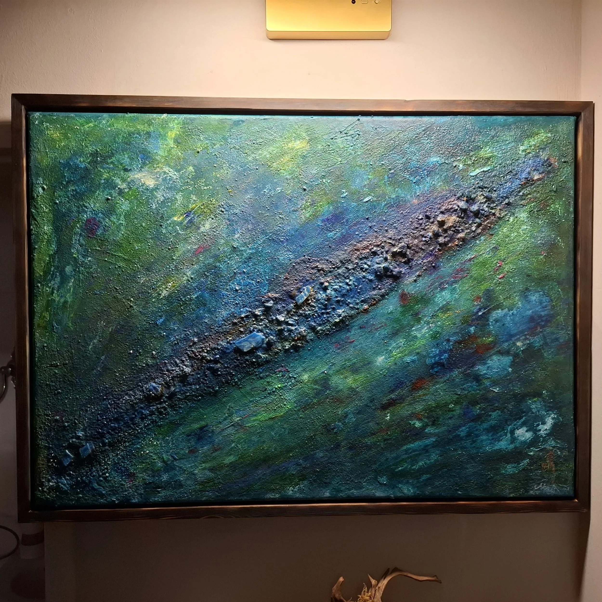 Sedimentader mit Mineralien und metallischen Pigmenten