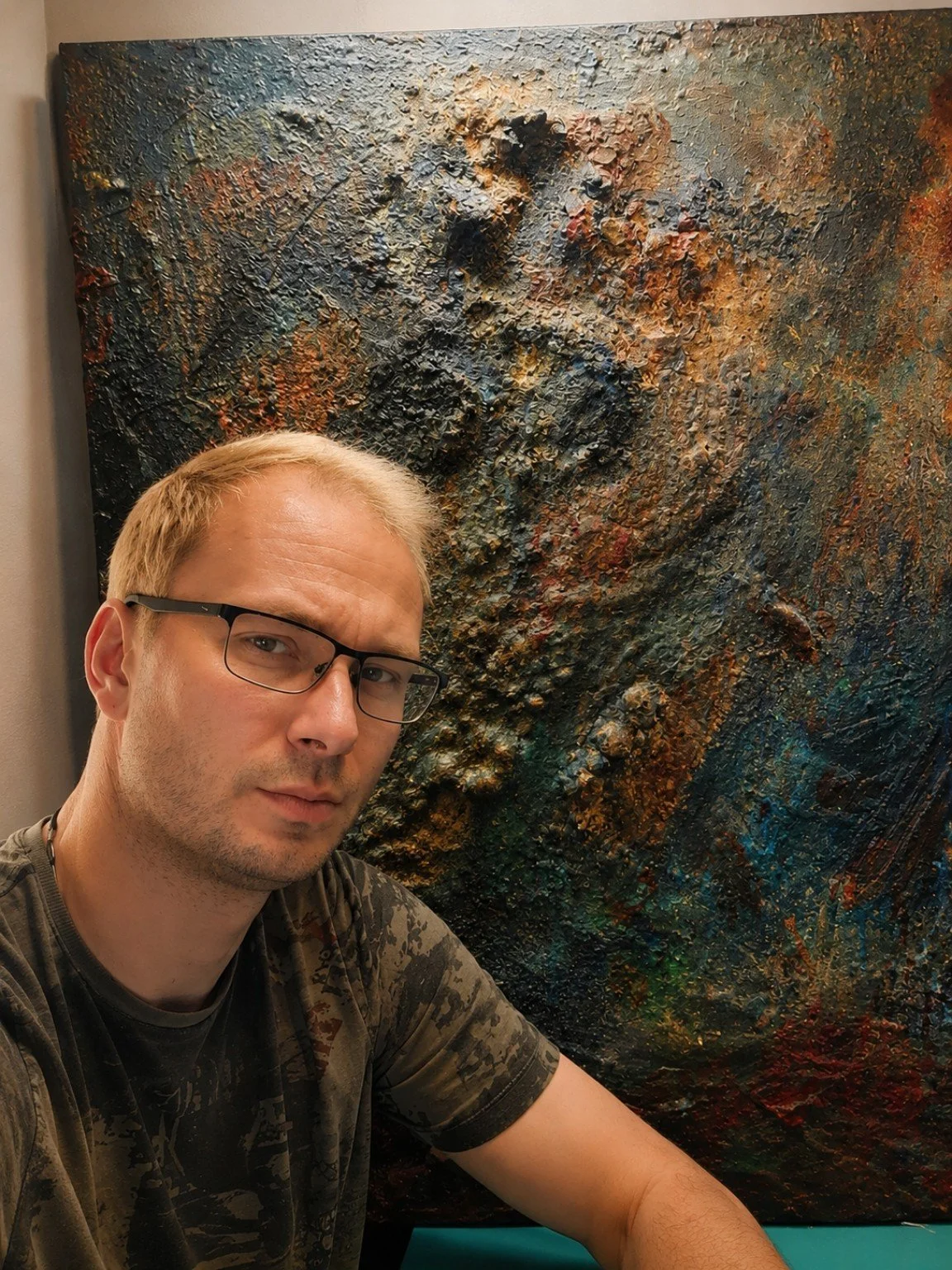 Markus Willems vor einem Originalwerk im Sediment und Strukturatelier Köln