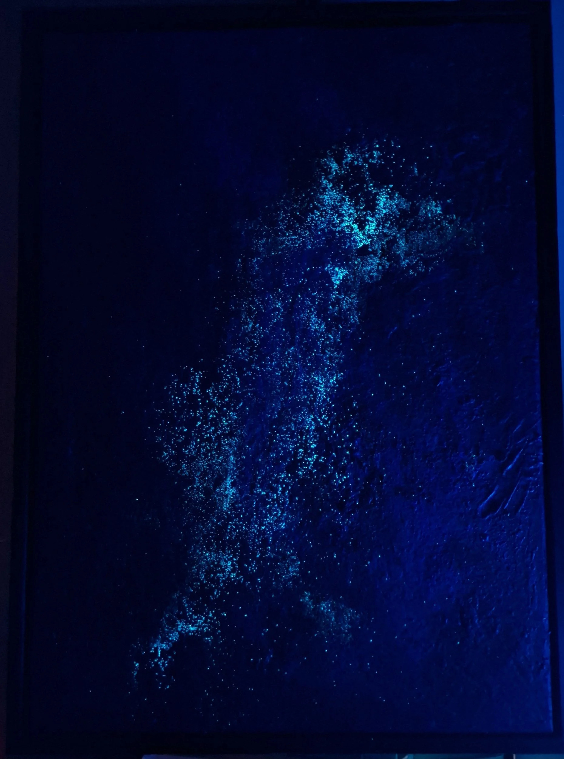 Blauer Sedimenttraum mit lichtaktiven Pigmenten und ruhiger Nachtwirkung