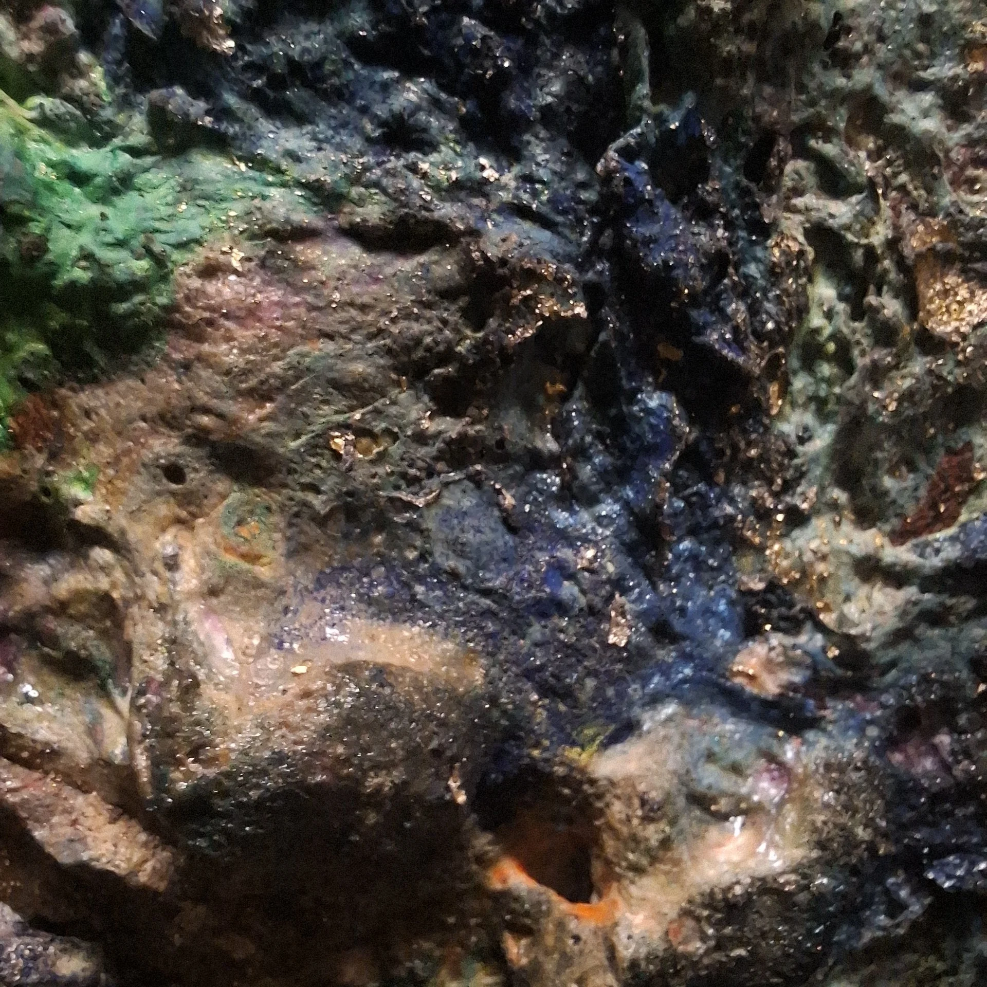 Detail – Krater & Pigmenttiefe von „Unter der Haut des Sediments“
